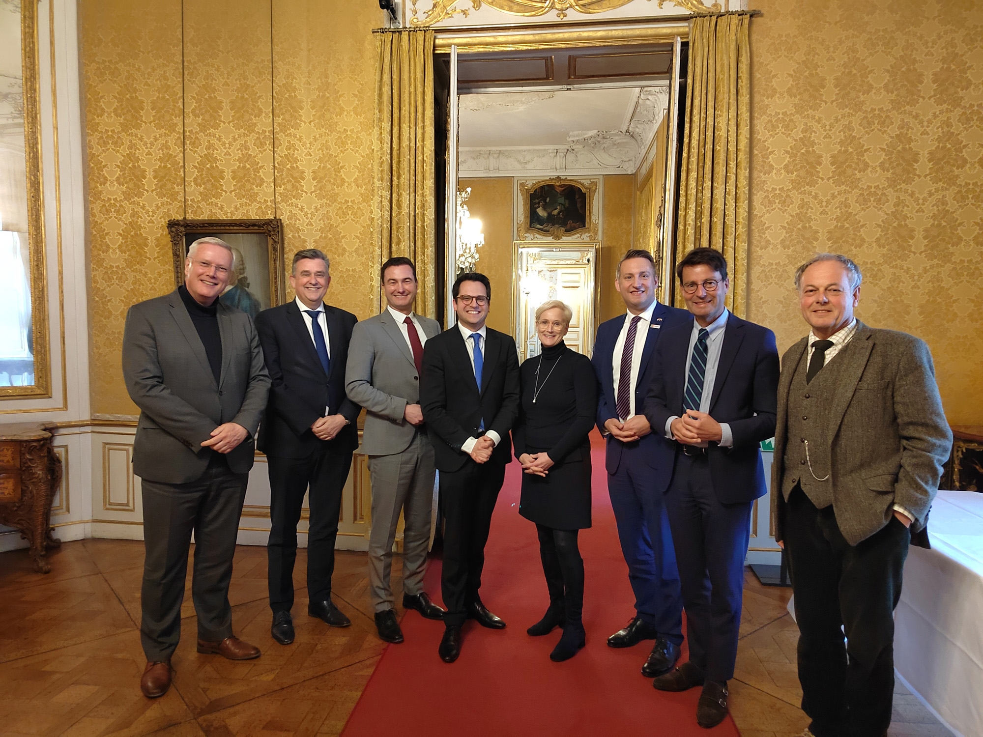 Teilnehmende der 3+3-Konferenz mit den Bürgermeistern von Herzogenrath und Kerkrade