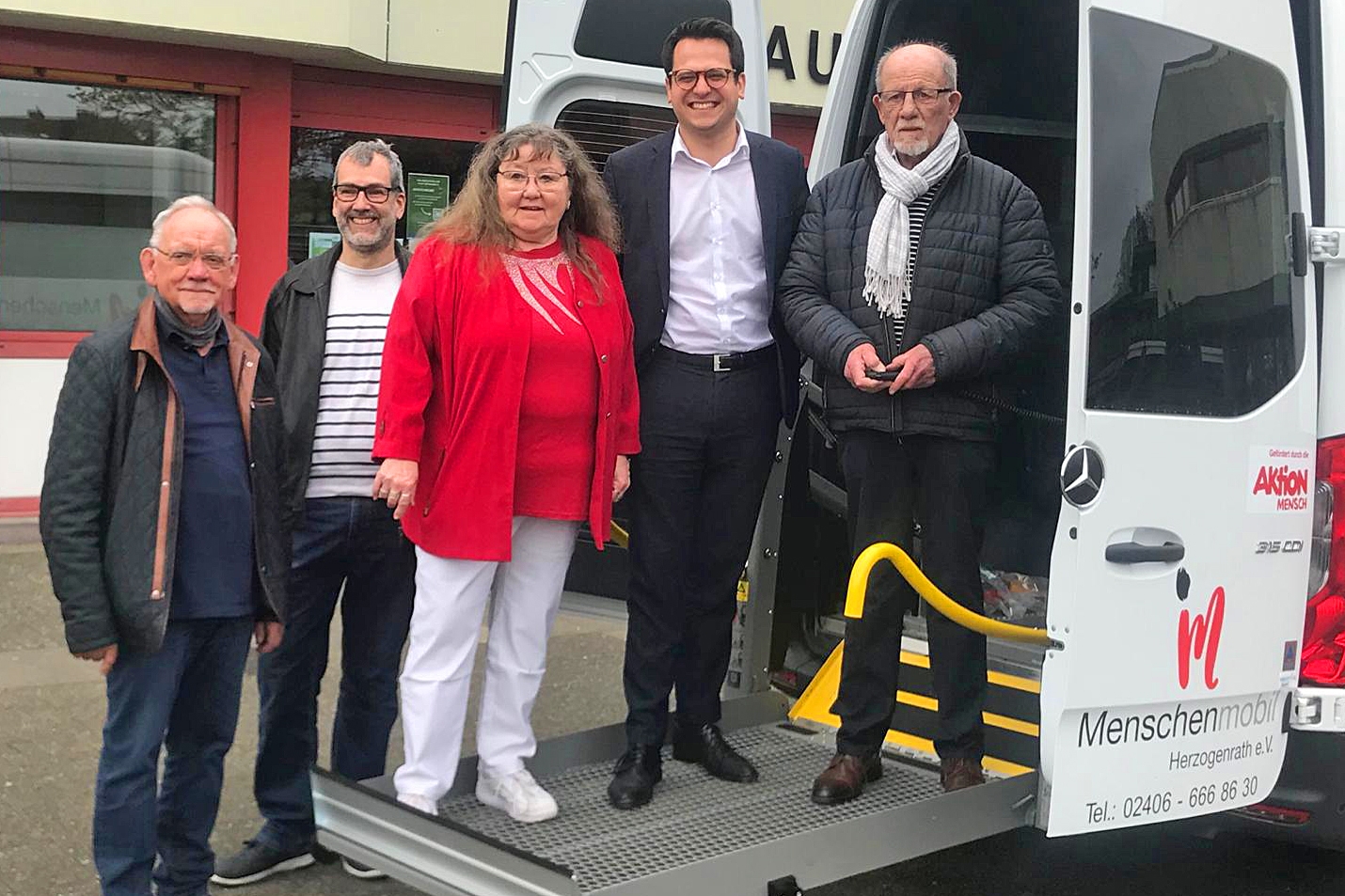 Gruppenfoto Menschen Mobil