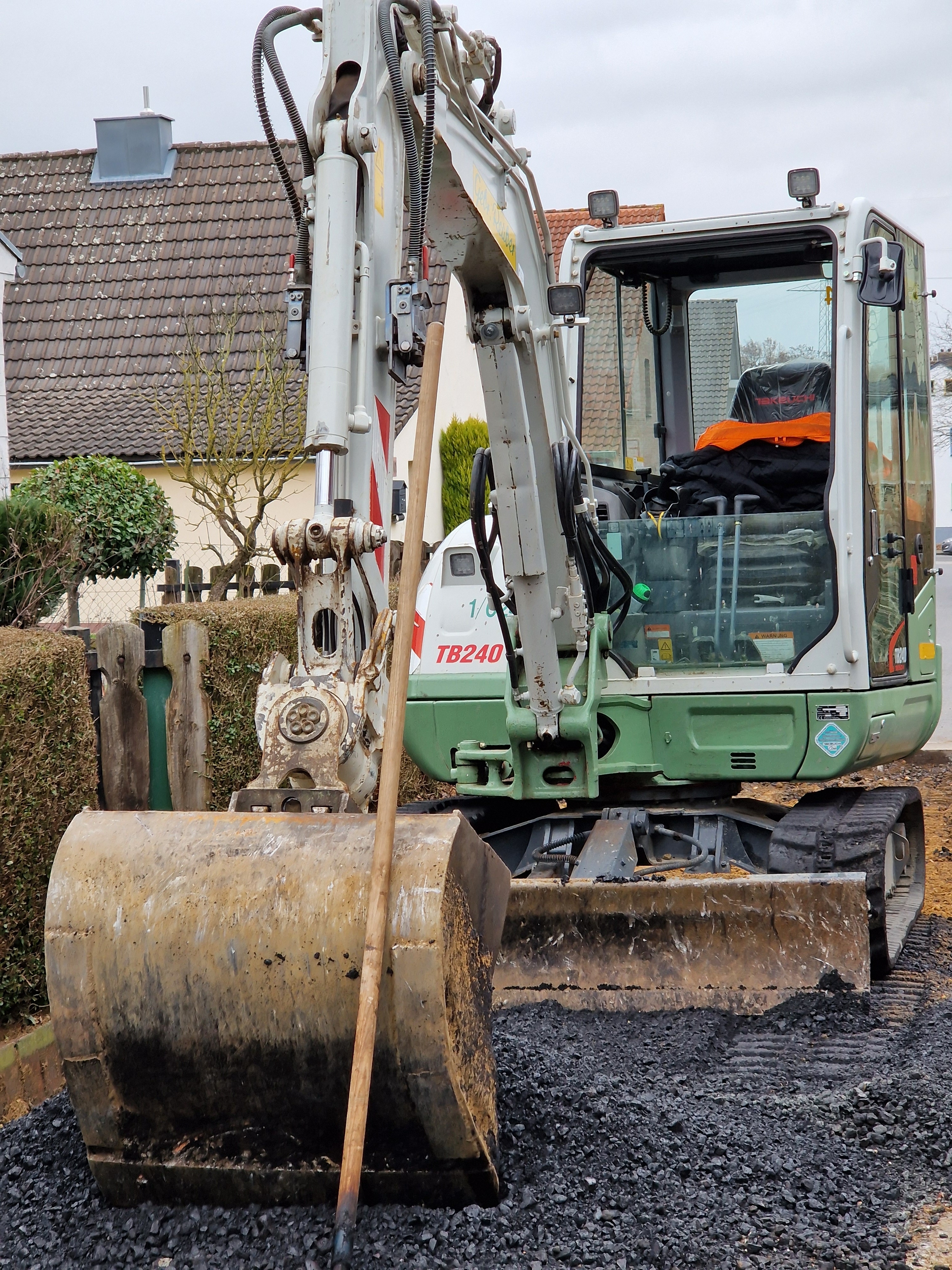 Ein Bagger im Einsatz bei Straßenbauarbeiten