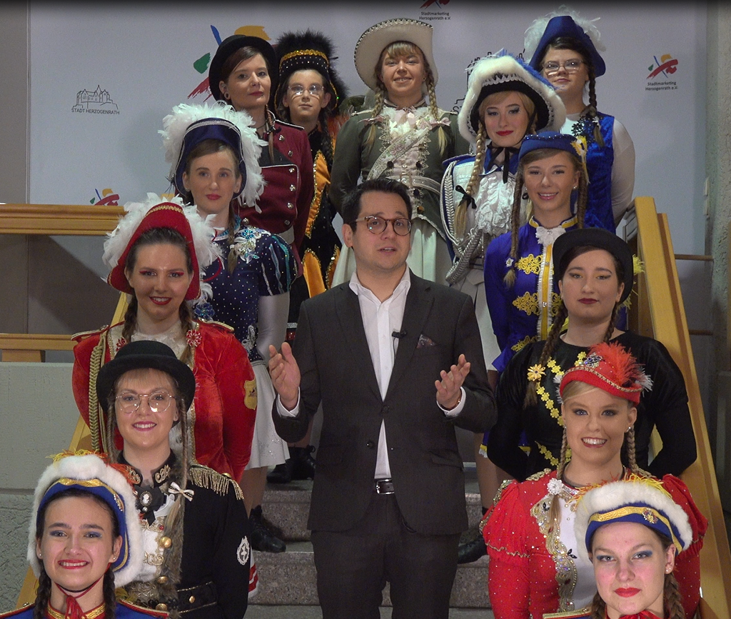 Benjamin Fadavian und Tanzgarden