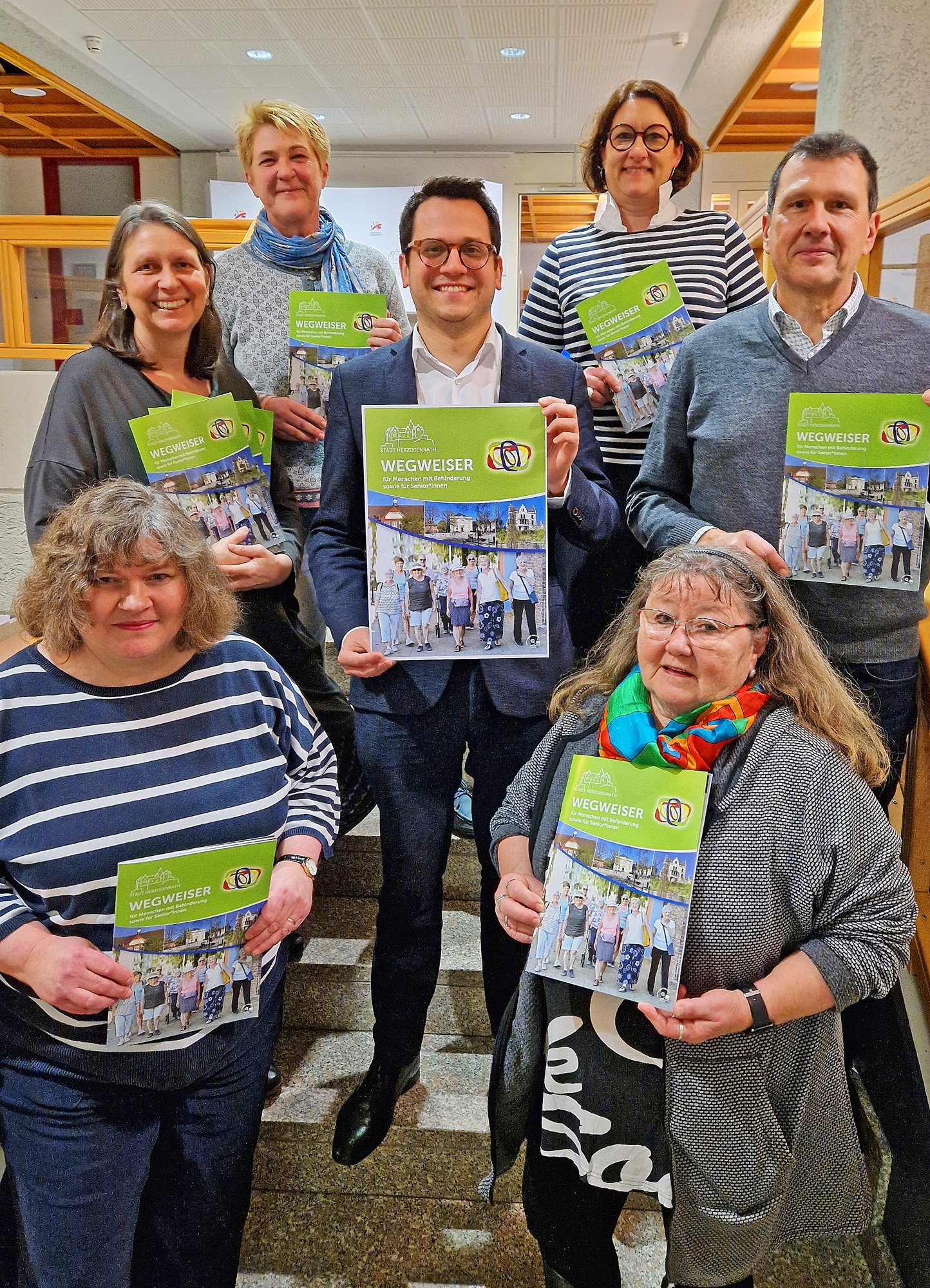 Gruppenfoto im Rathaus zur Präsentation neuer WEGWEISER