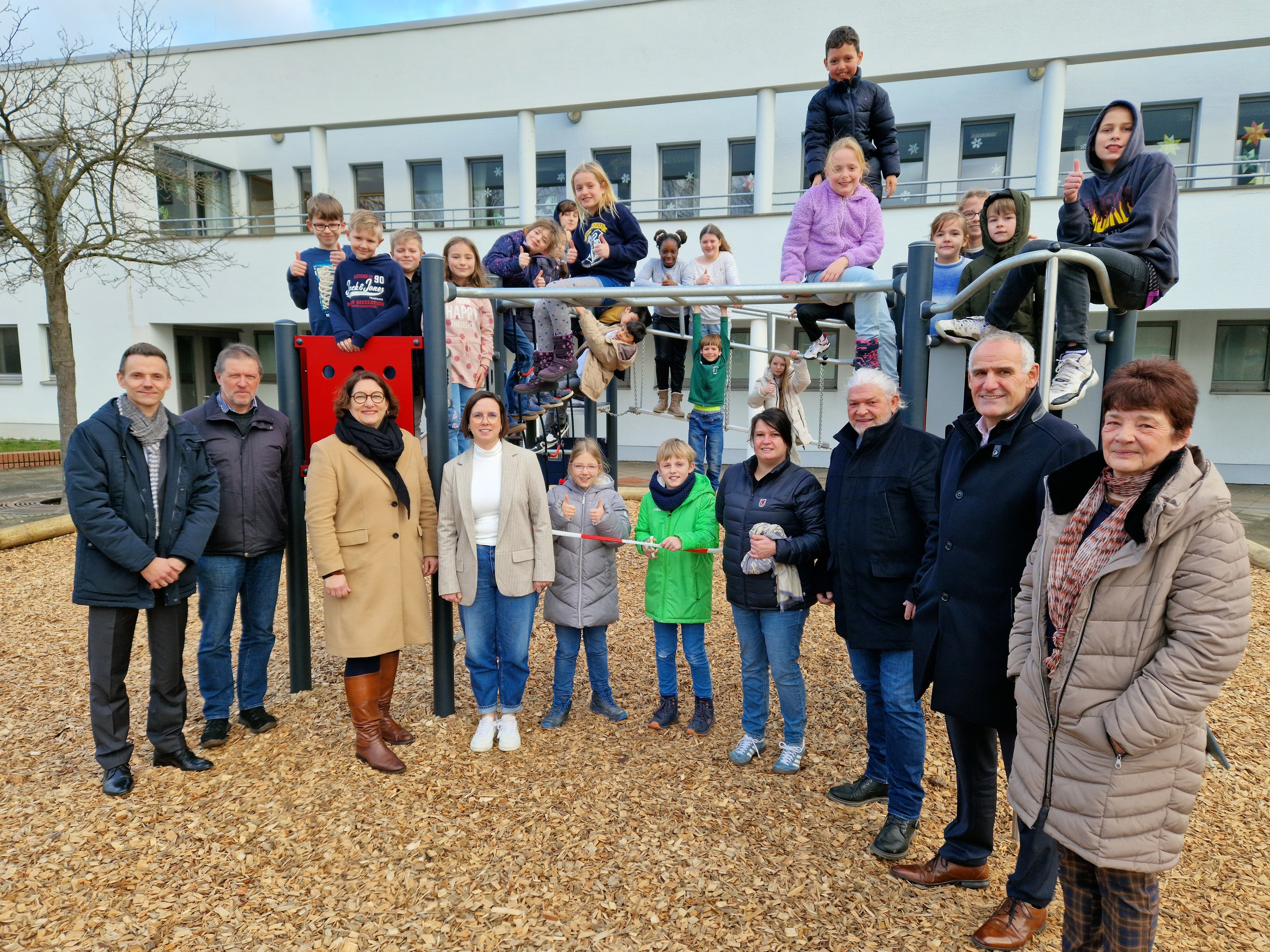 Bild von der Einweihung des Spielgerätes an der Dietrich-Bonhoeffer-Schule