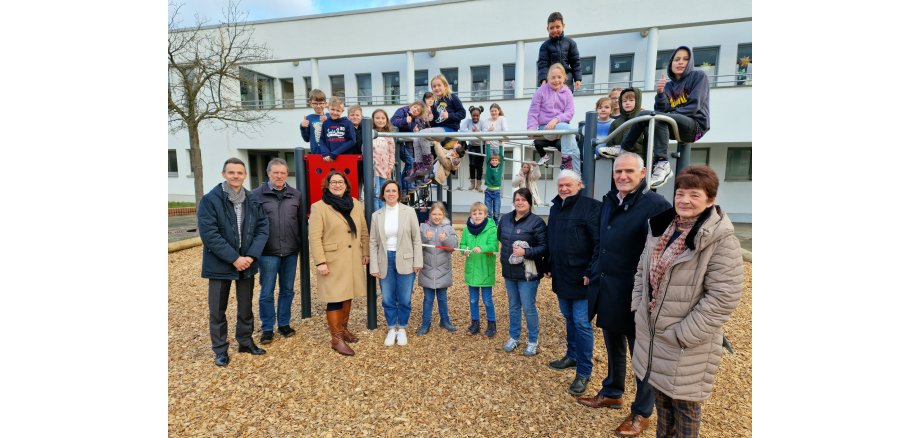 Bild von der Einweihung des Spielgerätes an der Dietrich-Bonhoeffer-Schule