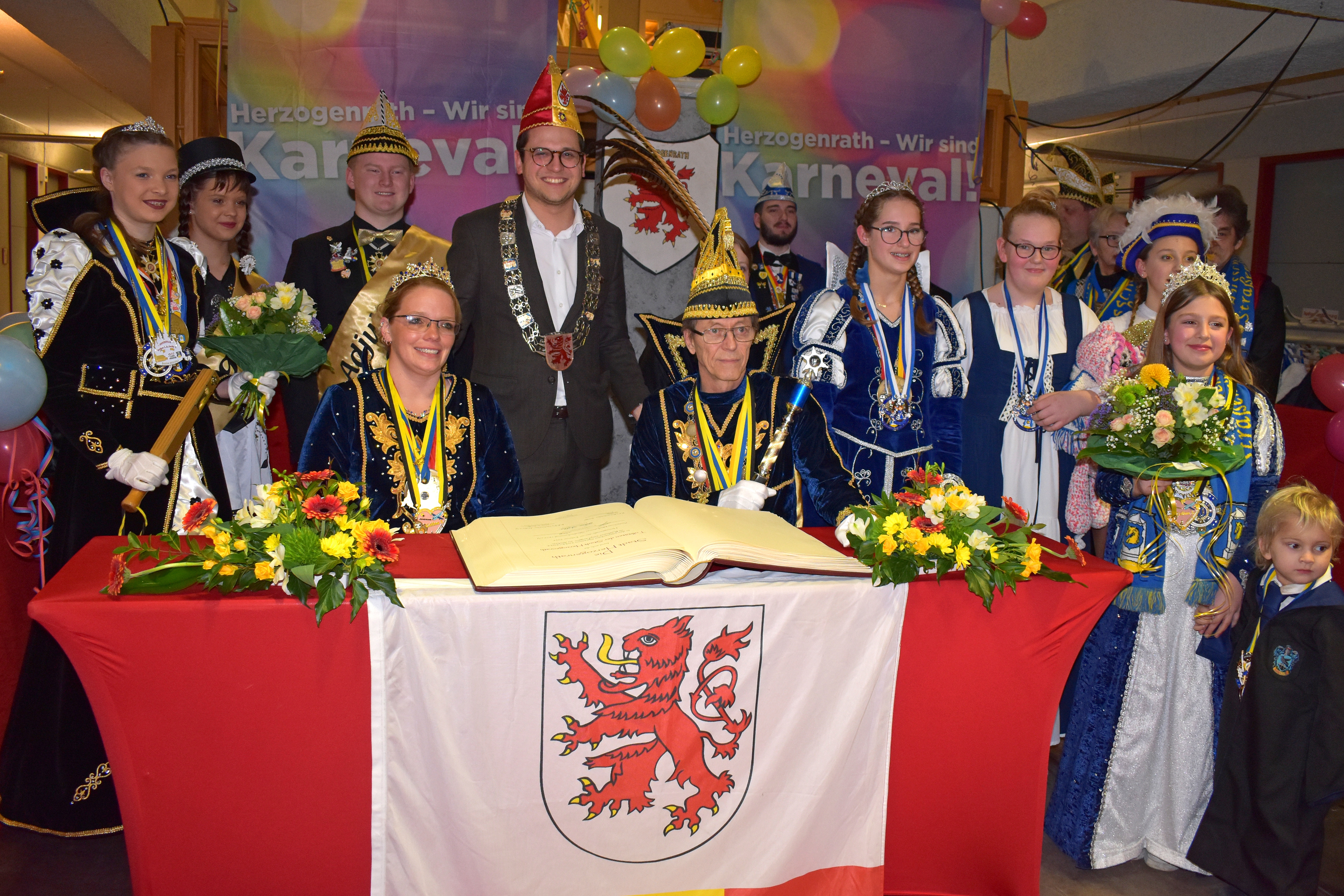 Prinzen und Prinzessinnen bei der Eintragung ins Goldene Buch der Stadt