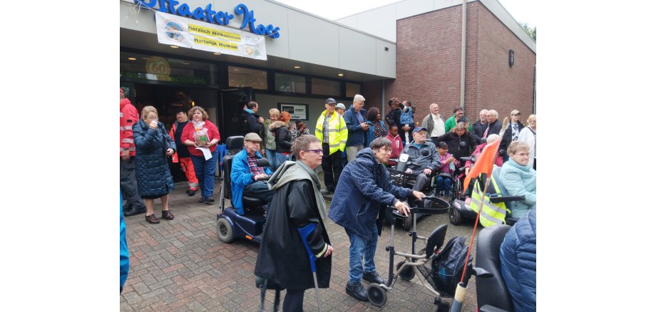 Versammlung von Teilnehmenden beim Rollstuhlwandertag 2024 in Kerkrade