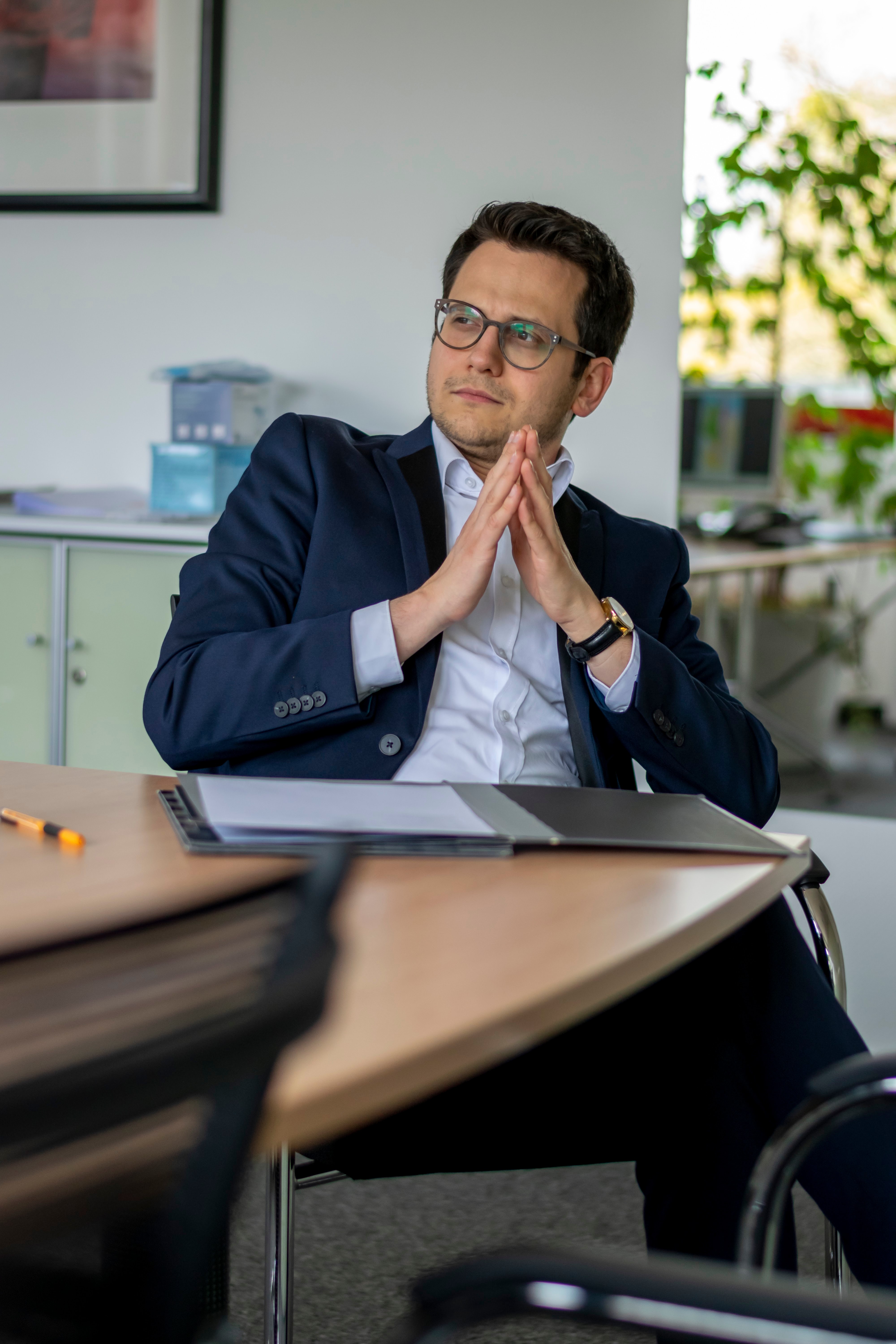 Herzogenraths Bürgermeister Dr. Benjamin Fadavian in seinem Büro