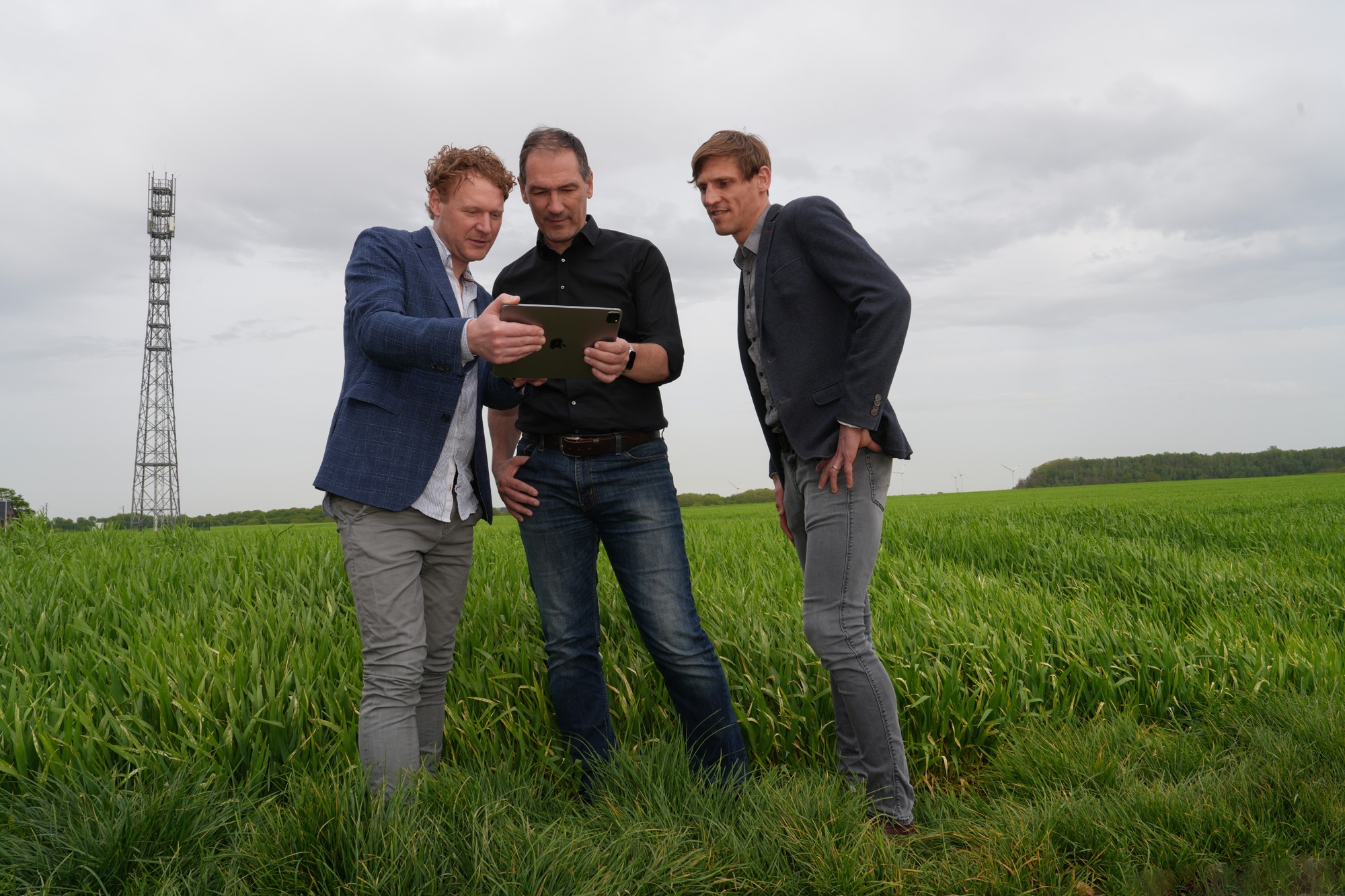 Veröffentlichung der App "Windkraft für Herzogenrath" Dr. Pascal Richter (li.; RWTH Aachen), den Technischen Beigeordneten Franz-Josef Türck-Hövener (Mitte) sowie Dr. Henning Petzka (re.; RWTH Aachen)