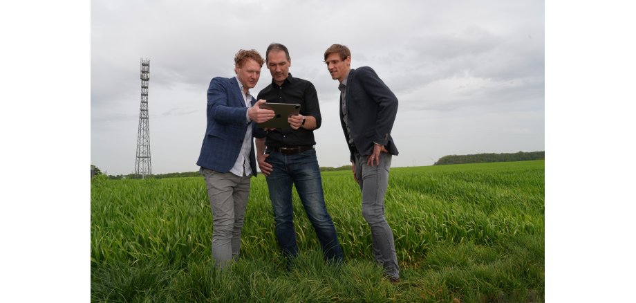 Veröffentlichung der App "Windkraft für Herzogenrath" Dr. Pascal Richter (li.; RWTH Aachen), den Technischen Beigeordneten Franz-Josef Türck-Hövener (Mitte) sowie Dr. Henning Petzka (re.; RWTH Aachen)