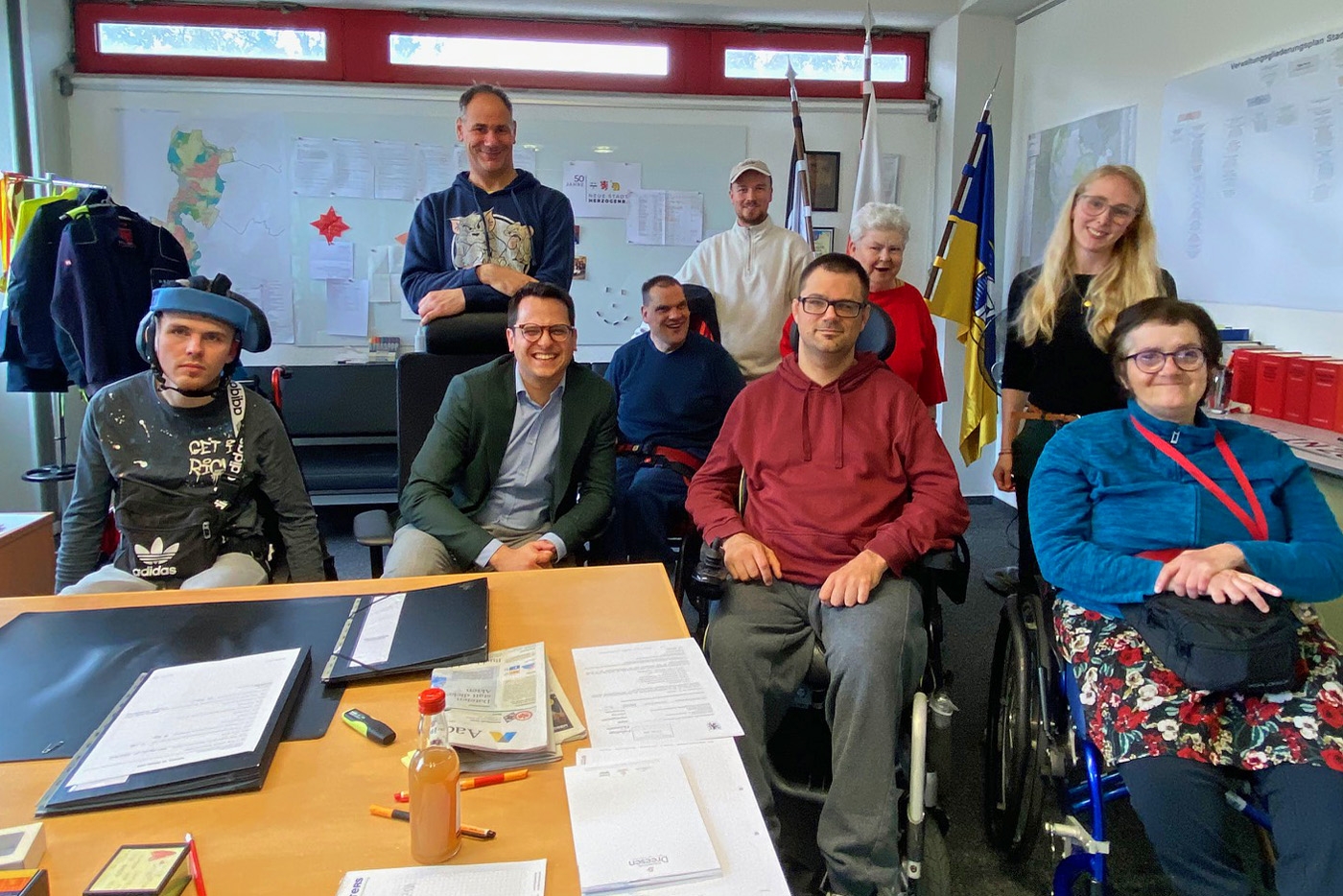 Bewohnerinnen und Bewohner des Wilhelm-Rombach-Hauses im Büro des Bürgermeisters Dr. Benjamin Fadavian