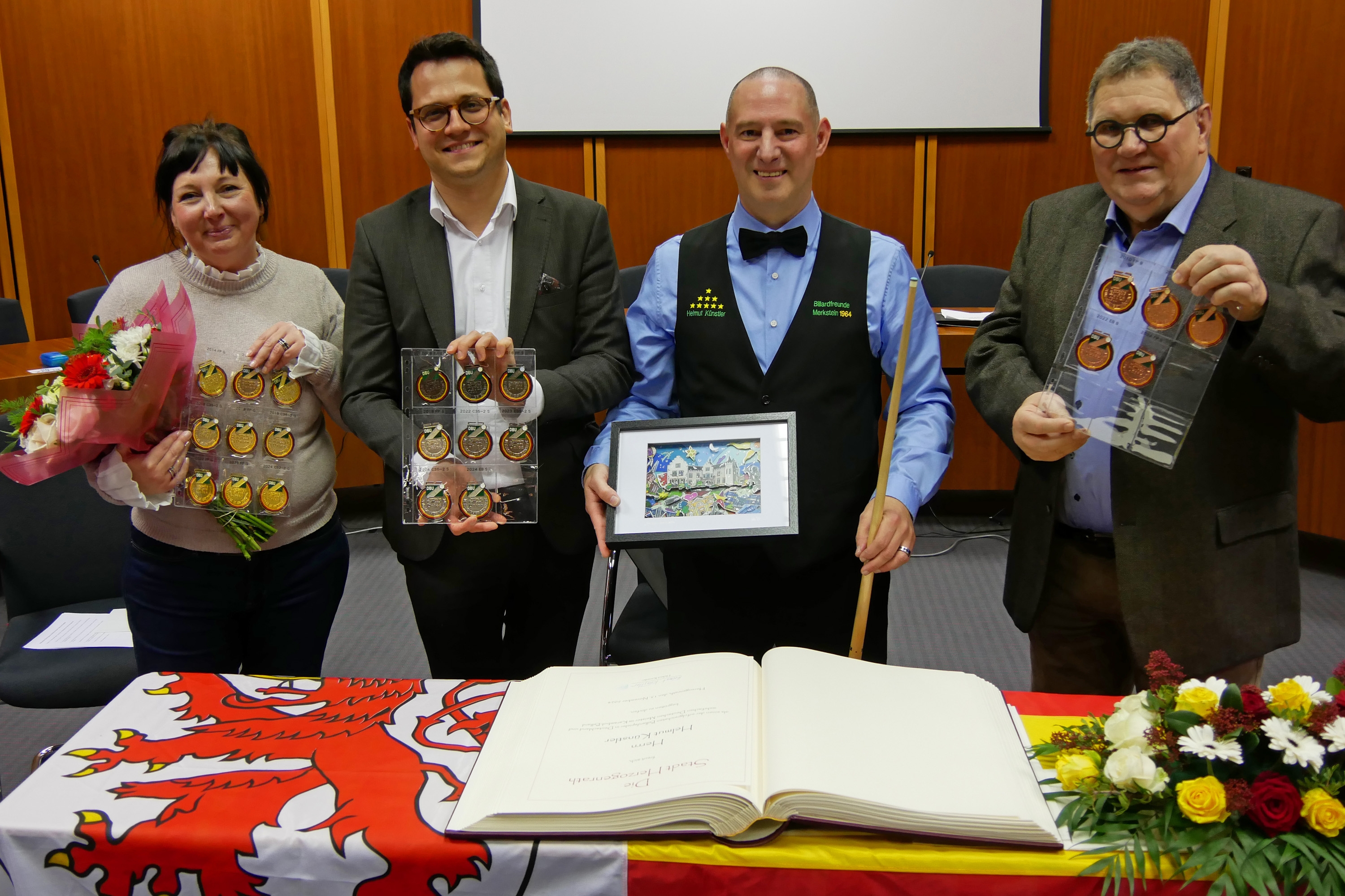 Gruppenbild mit Ehefrau Bianca Künstler, Bürgermeister Dr. Benjamin Fadavian, Helmut Künstler und dem Vorsitzenden des Stadtsportverbands Manfred Borgs