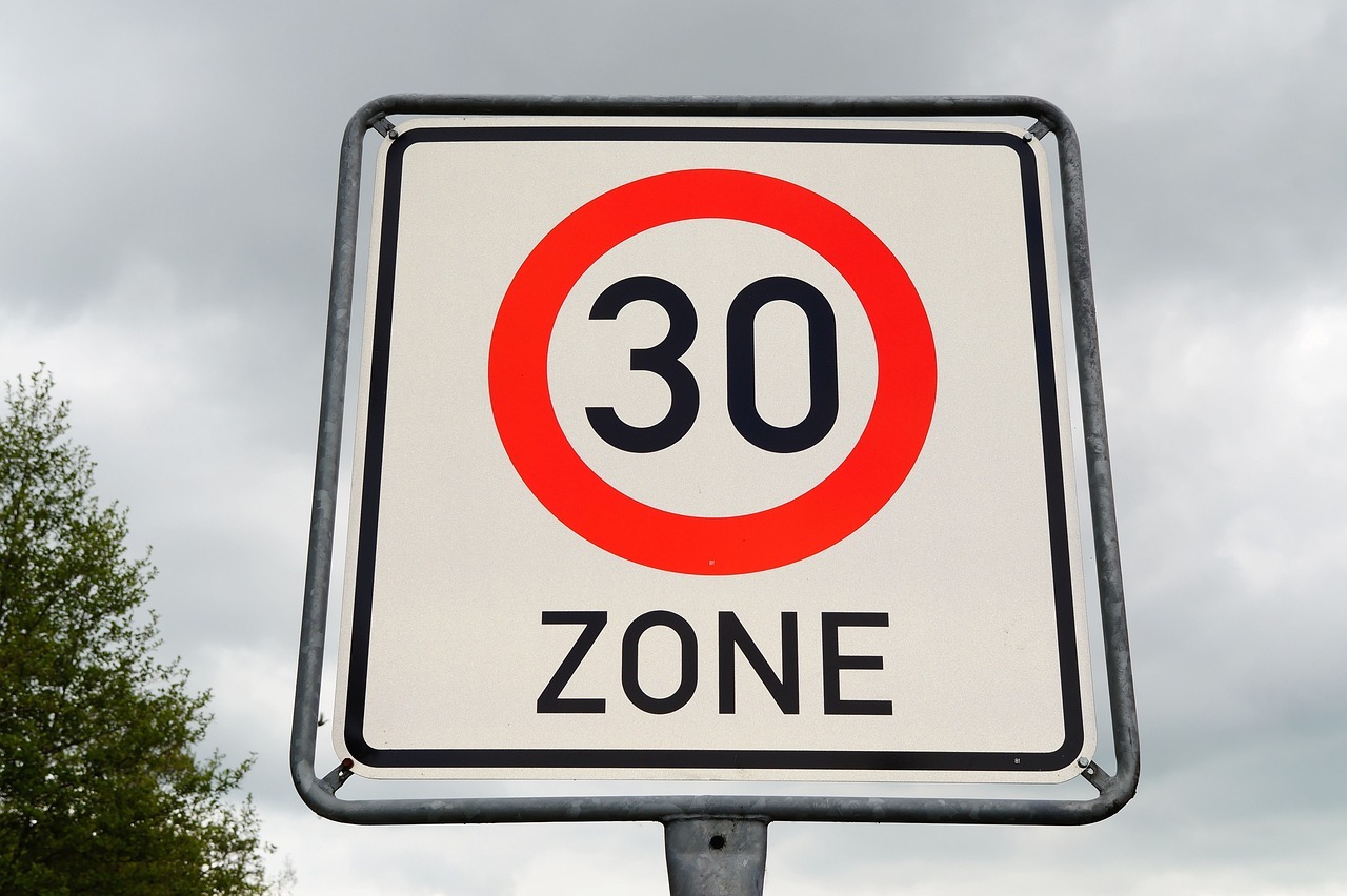 Schild mit Höchstgeschwindigkeit 30 km/h