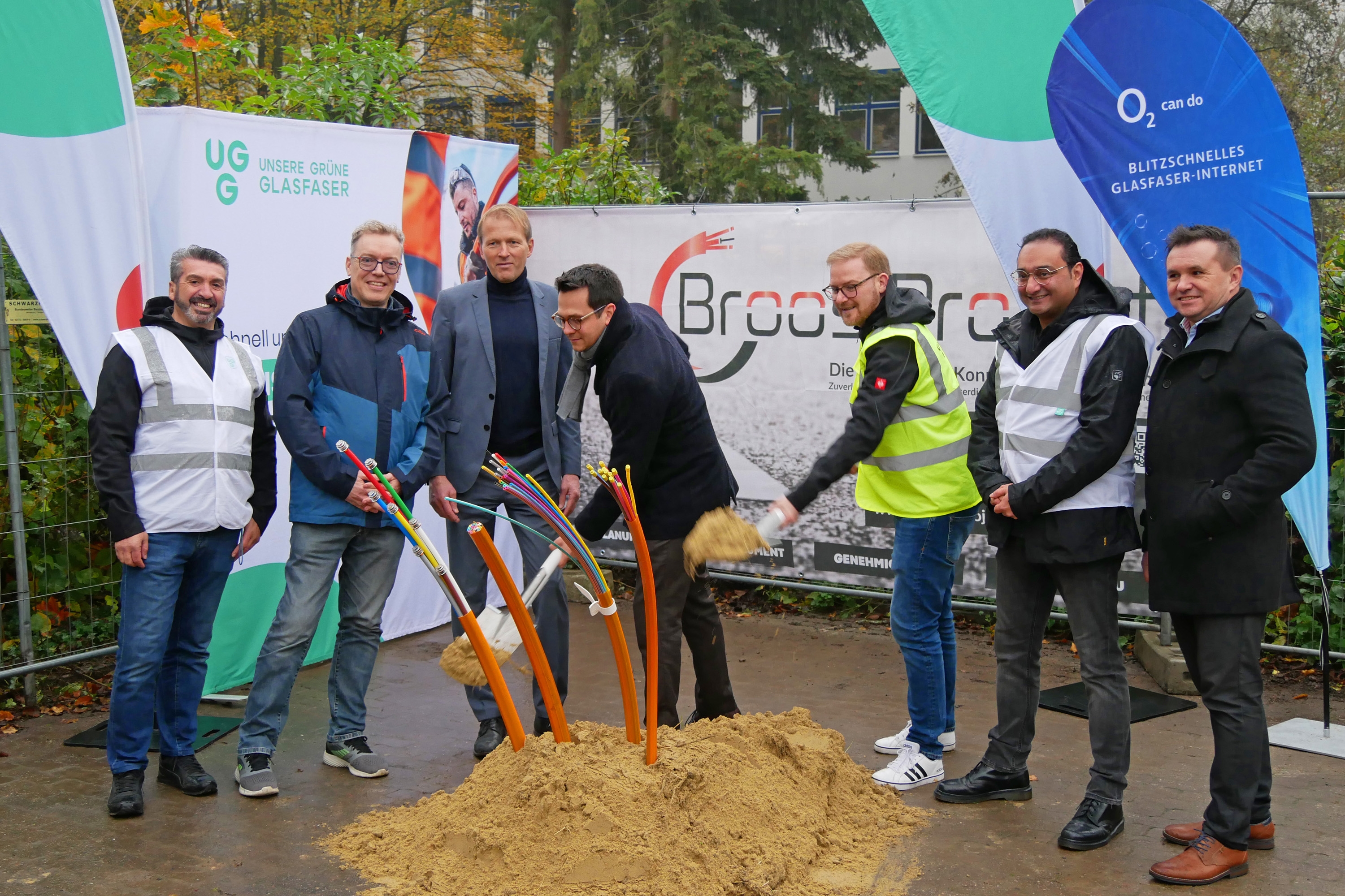 Die Beteiligten beim Spatenstich in Kohlscheid. Von links nach rechts sind dies: Aydogan Toptas, Construction Quality Specialist (CQS) bei UGG; Gerrit Heidenreich, zuständiger Sachbearbeiter im Tiefbauamt der Stadt Herzogenrath; Markus Terodde, Dezernent für Bildung, Jugend und Strukturentwicklung bei der StädteRegion Aachen; Dr. Benjamin Fadavian, Bürgermeister der Stadt Herzogenrath; Jan-Alexander Scheideler, Head of FTTH Rollout Management bei UGG; Reza Alishirazi, Regional Deployment Manager bei UGG; Johann Bruckner, Geschäftsführer der Broos Project GmbH
