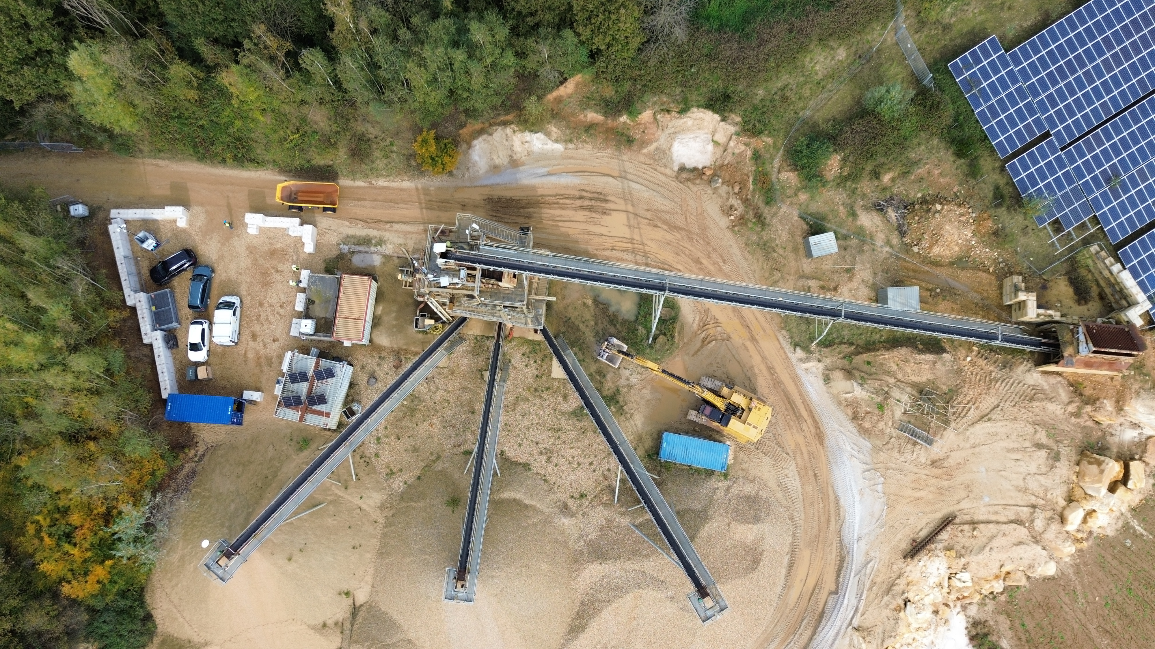 Luftaufnahme der Nivelsteiner Sandwerke mit einem der zu testenden Transportfahrzeuge in der linken Bildhälfte