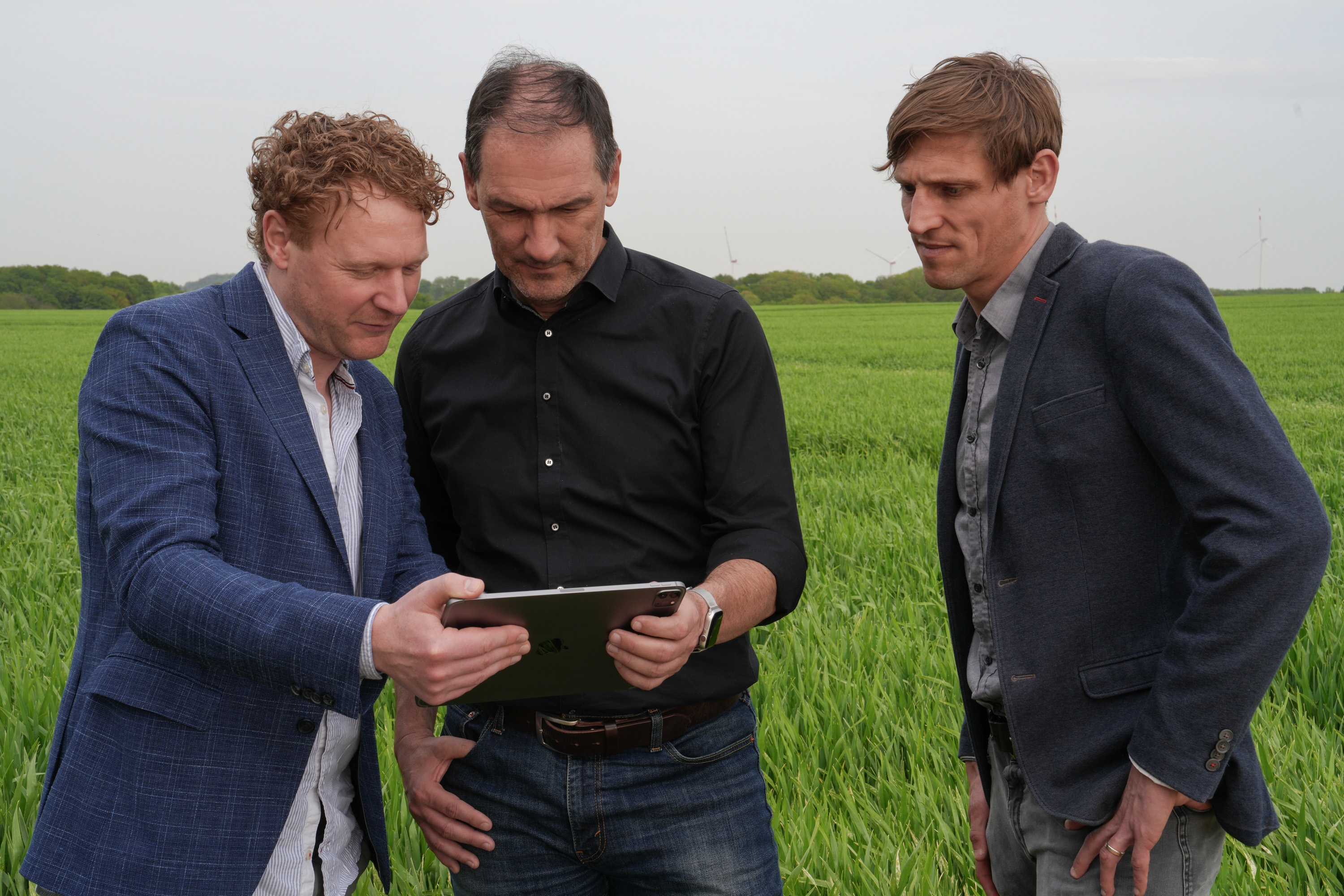 Forscher und Entwickler der App sowie der Technische Beigeordnete der Stadt Herzogenrath Franz-Josef Türck Hövener beim Nutzen der Windkraft-App