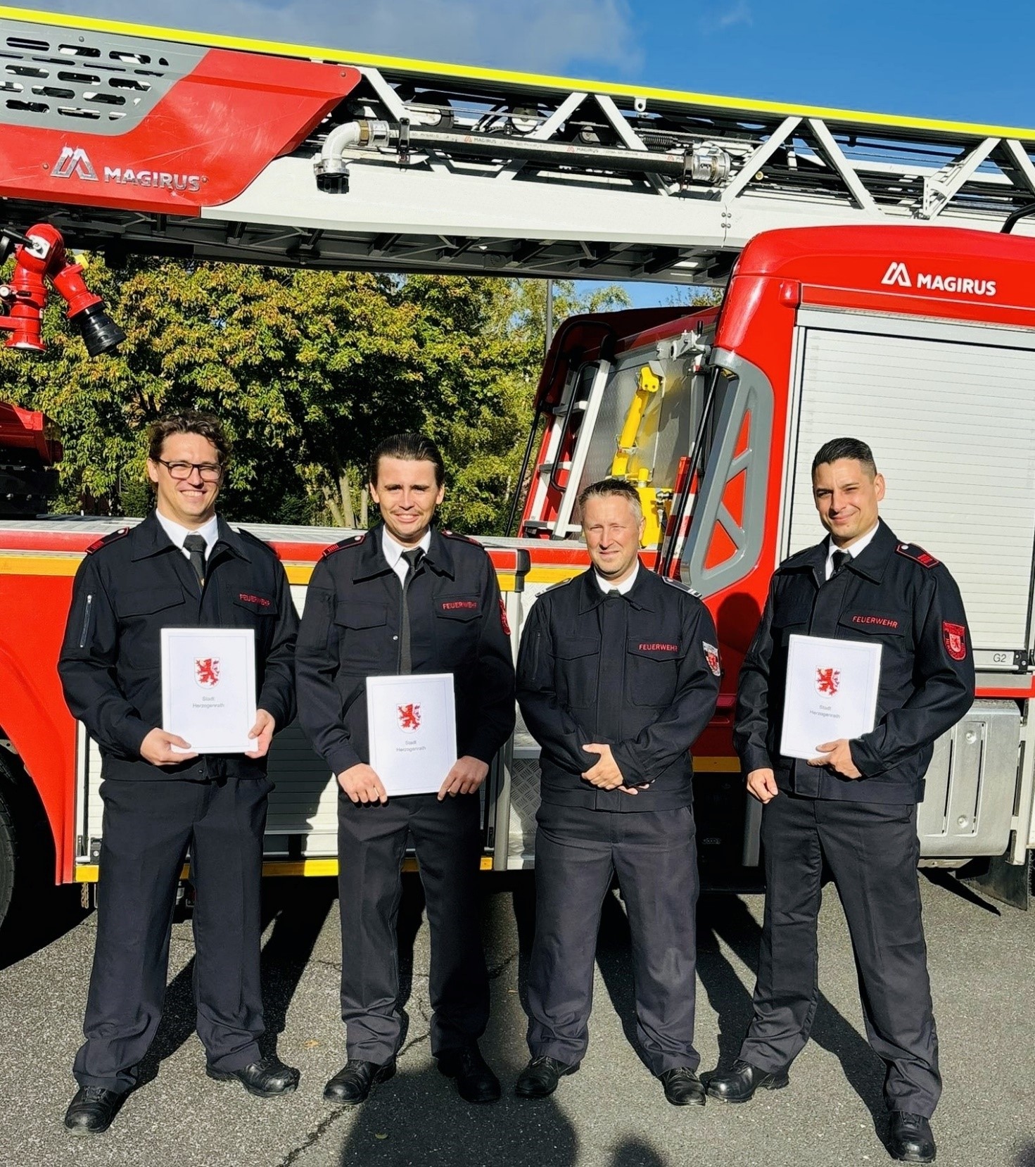 Die neuen Brandmeister Malte Kayser und Marc Juran, Ausbildungsbeauftragter BOI Markus Thewes, Brandmeister Marcel Santana