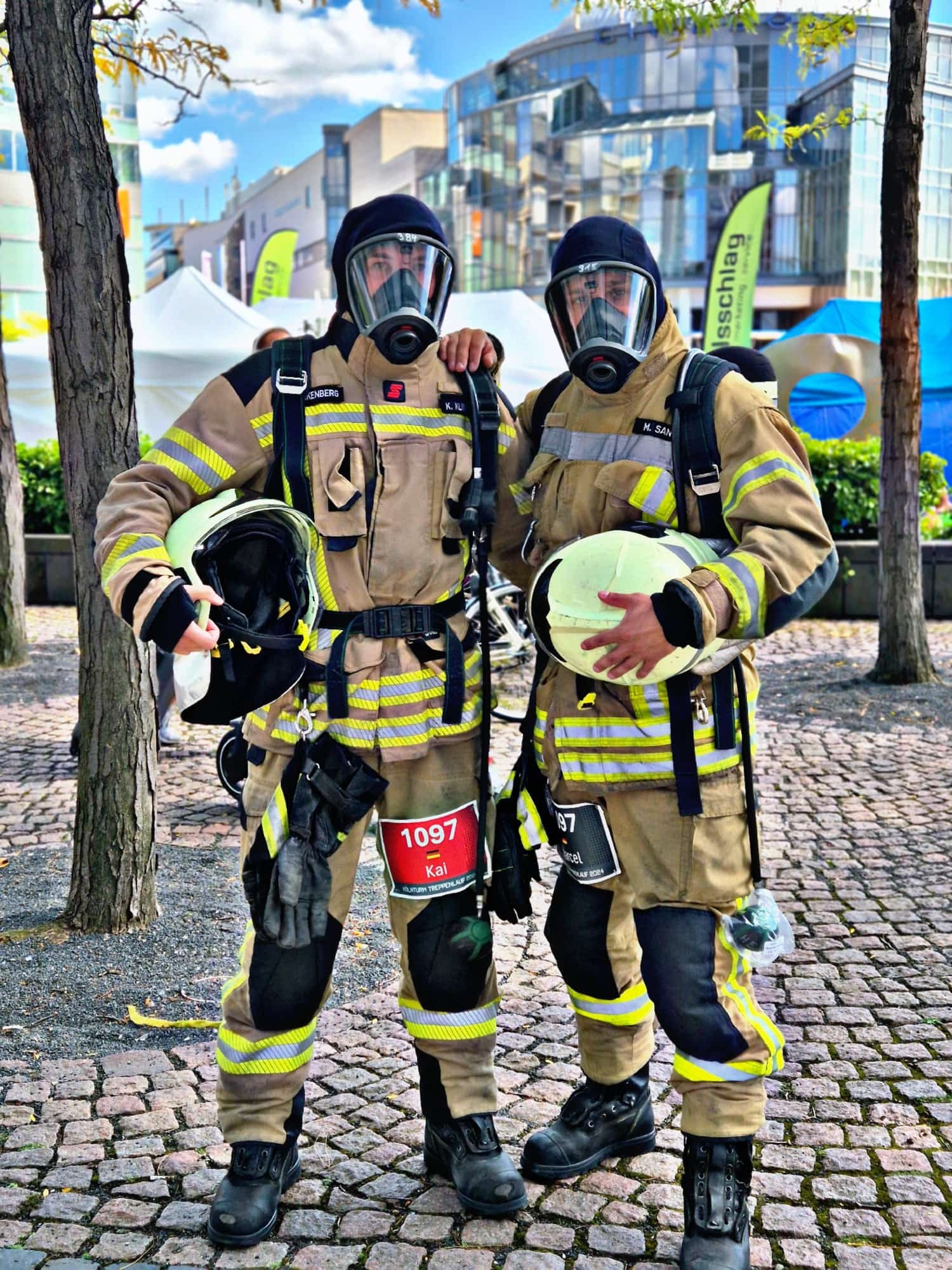 Herzogenrather Feuerwehrkameraden bei Treppenlaufwettkampf in Köln in voller Schutzausrüstung