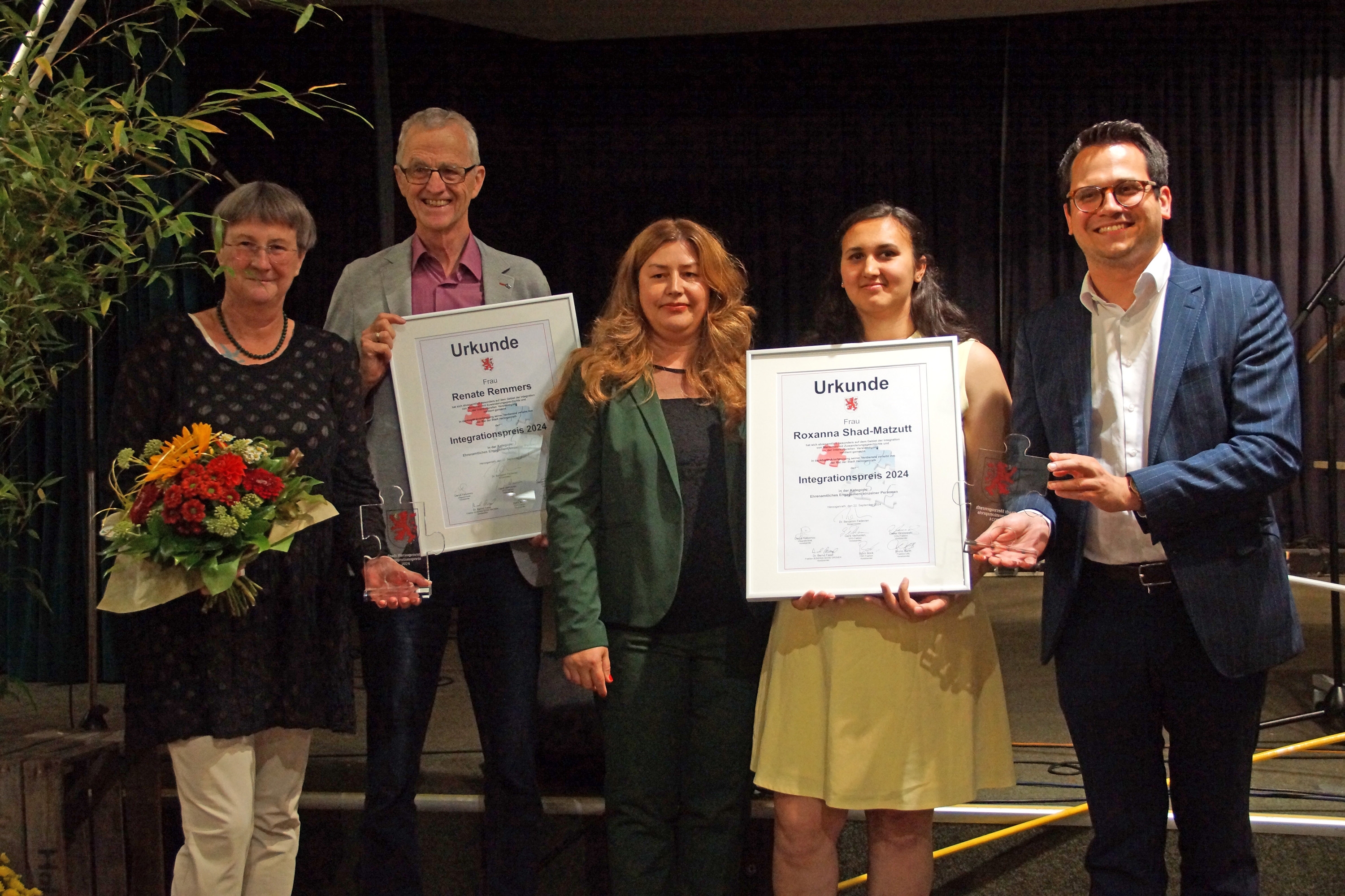 Für Renate Remmers nahmen ihre Geschwister Birgit & Heinz-Leo Görtzen (1. und 2 v.l.) den Preis entgegen. Neben ihr erhielt Roxanna Shad-Matzutt (2. v.r.) den Integrationspreis in der Kategorie "Ehrenamtliches Engagement einzelner Personen". Die Vorsitzende des Integrationsrates Derya Kalyoncu (M.) und Bürgermeister Dr. Benjamin Fadavian (1. v.r.) gratulieren.