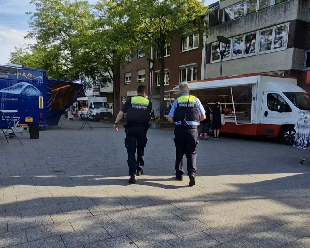 Mitarbeitende des Herzogenrather Ordnungsamtes bei der Begehung des Wochenmarktes auf dem Ferdinand-Schmetz-Platz