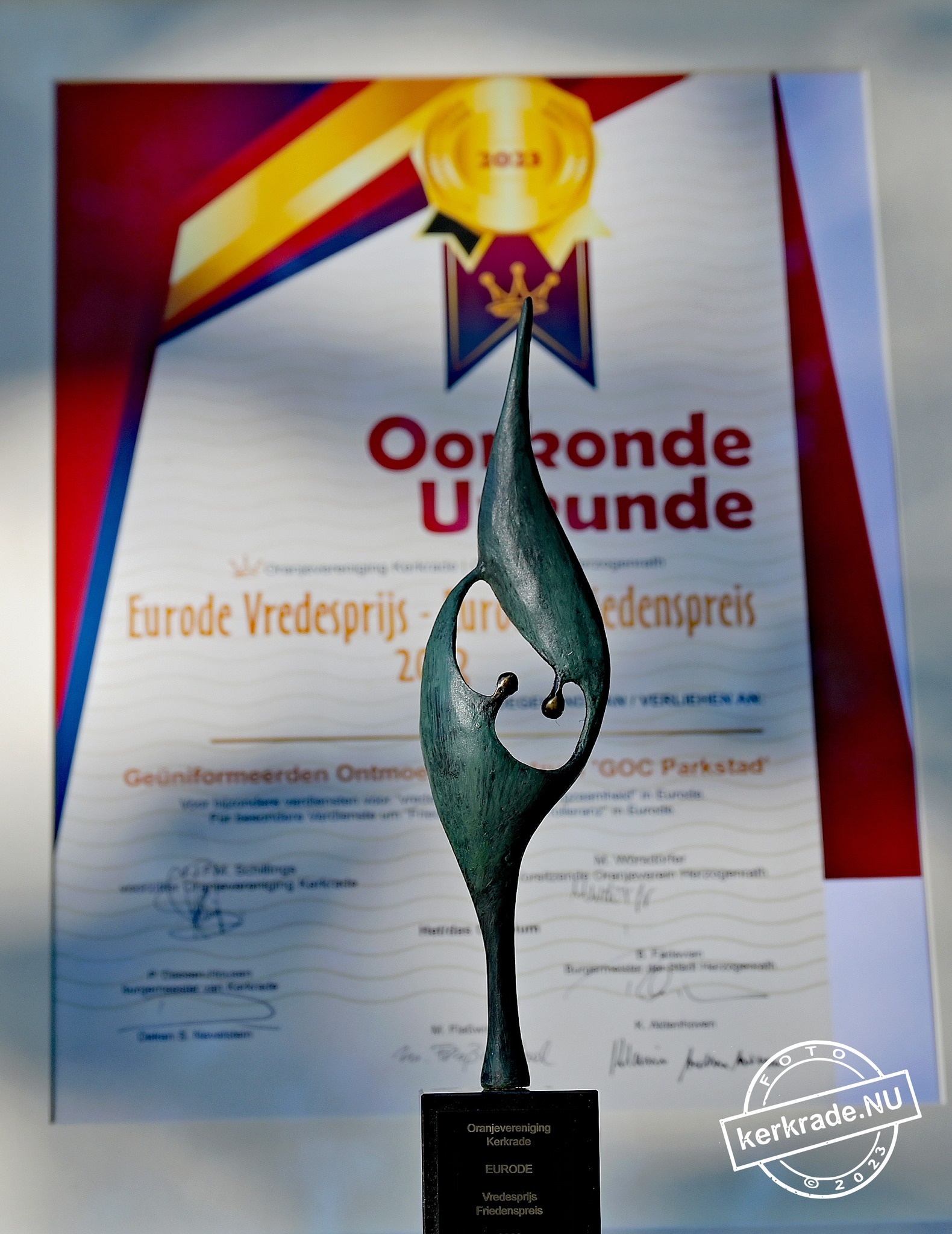 Ein Bild mit dem Eurode Friedenspreis und der Urkunde aus dem Jahr 2023