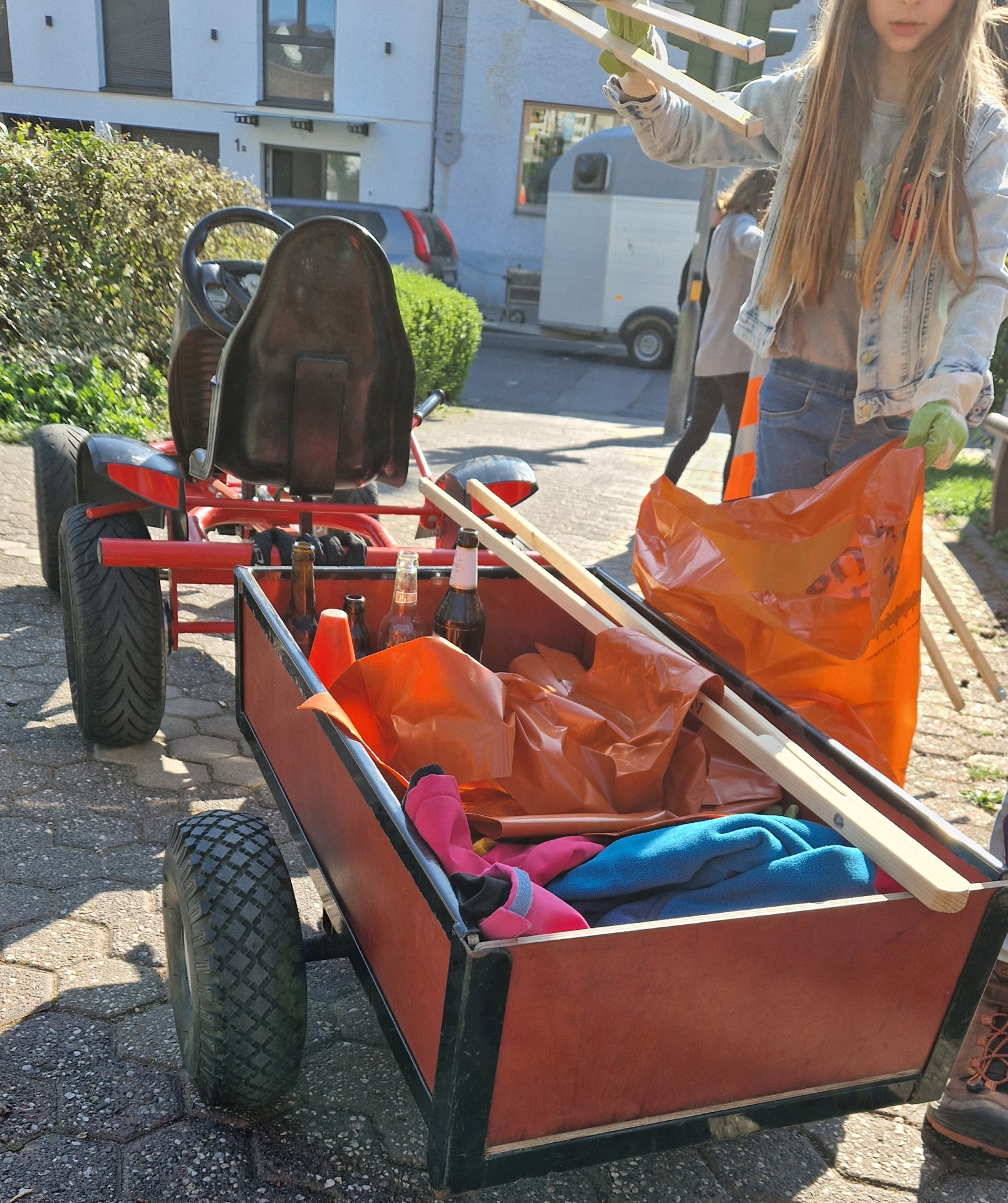 Schüler der KGS Straß sammelten den Müll im eigenen Gefährt