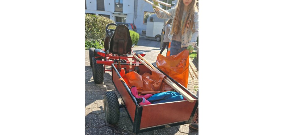Schüler der KGS Straß sammelten den Müll im eigenen Gefährt