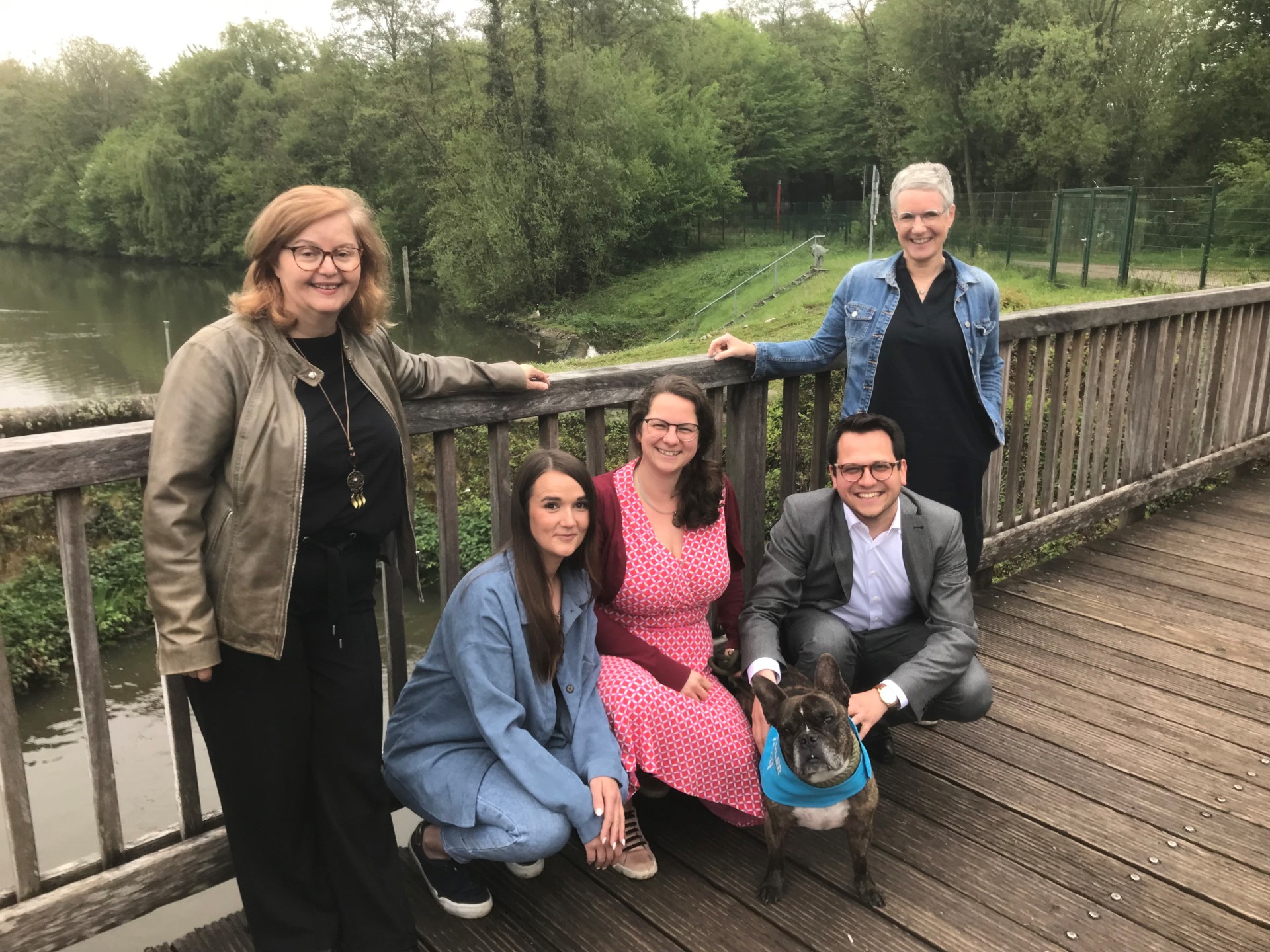 Das Bild zeigt von links nach rechts Samia Ahmed, Jessica Schmidt, Angelika Fiedler, Bürgermeister Dr. Benjamin Fadavian und Ulrike Braun.