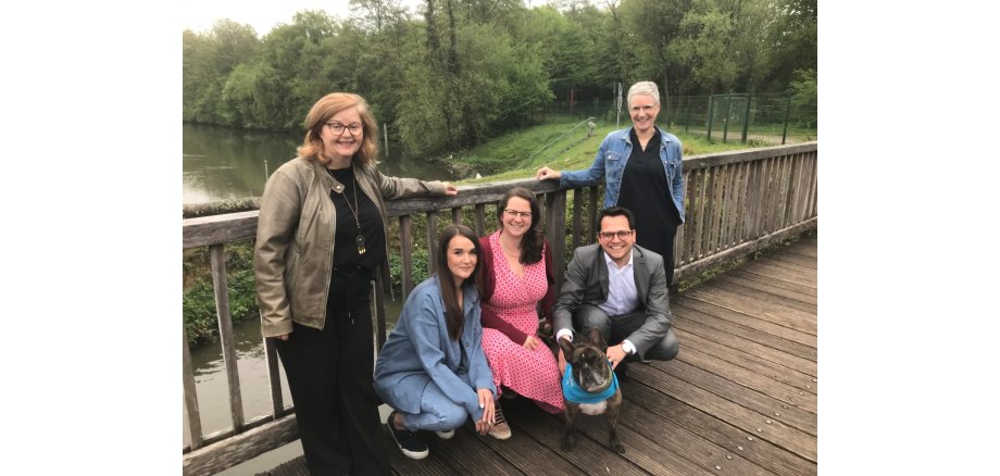 Das Bild zeigt von links nach rechts Samia Ahmed, Jessica Schmidt, Angelika Fiedler, Bürgermeister Dr. Benjamin Fadavian und Ulrike Braun.