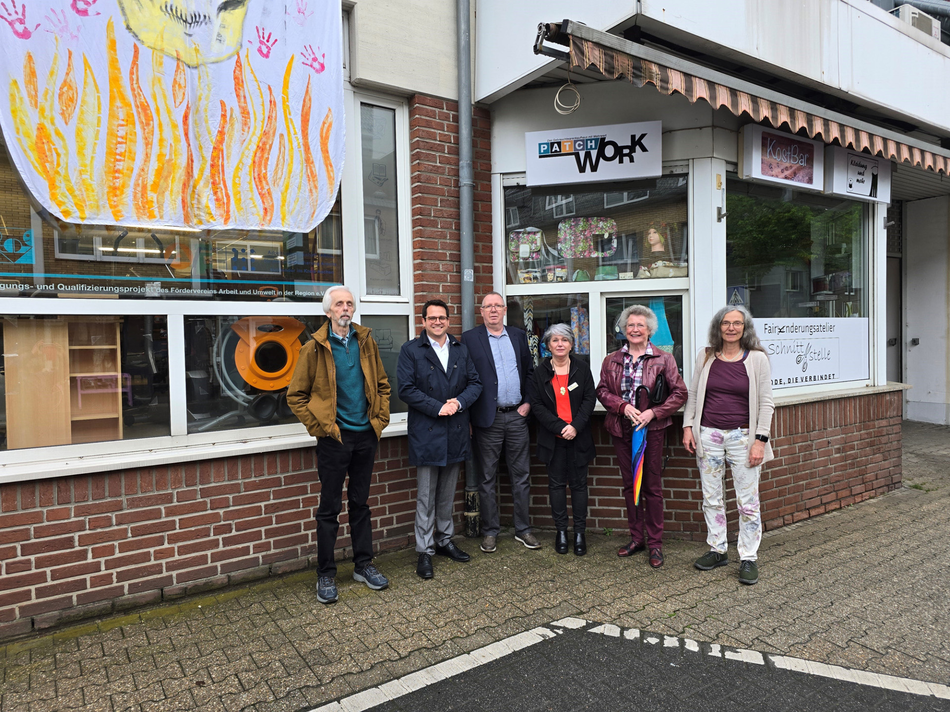 Vertreter des FAUK und Bürgermeister Dr. Benjamin Fadavian eröffnen die Fairänderungsschneiderei