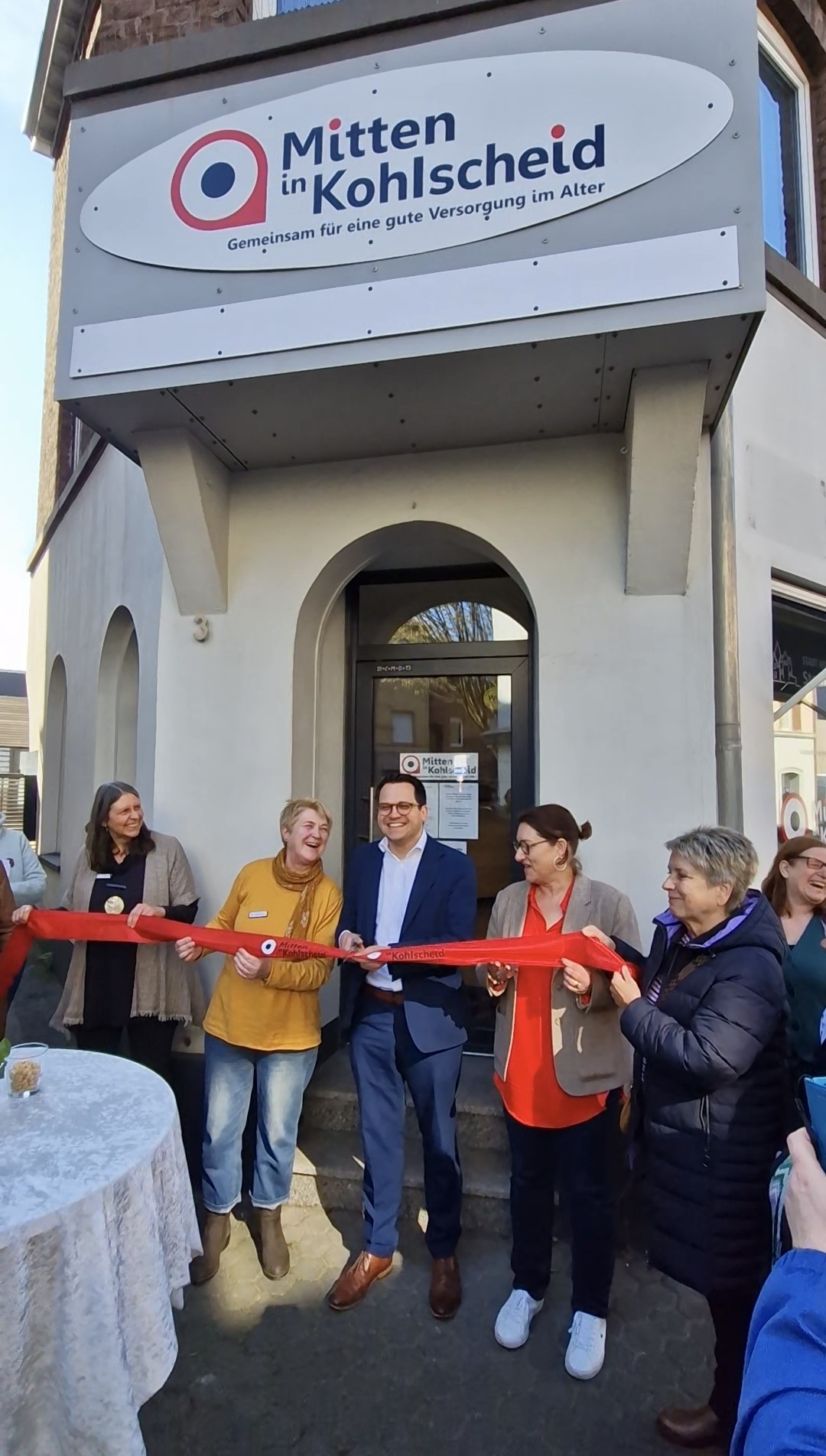 Bild von der Eröffnung durch Bürgermeister Dr. Benjamin Fadavian, die Beigeordnete Renate Wallraff, die Ausschussvorsitzende Angelika Savelsberg sowie den Stadtteilbeauftragten Margit Keller und Ursula-Kreutz-Kullmann