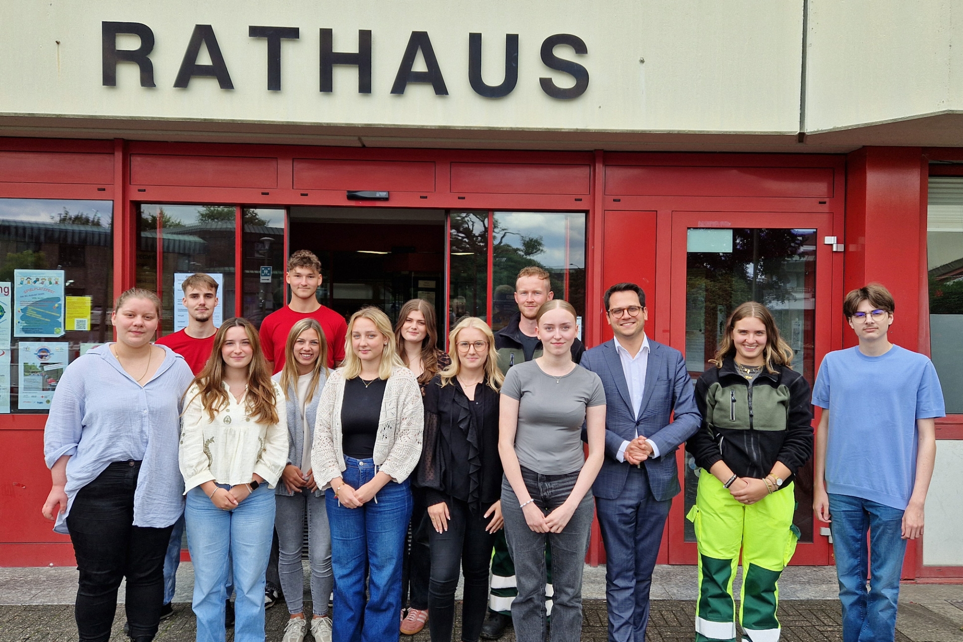 Gruppenfoto der neuen Azubis 2025 mit Bürgermeister Dr. Fadavian