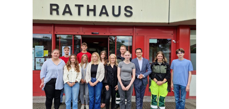Gruppenfoto der neuen Azubis 2025 mit Bürgermeister Dr. Fadavian