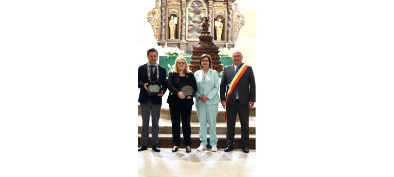 20 Jahre Städtepartnerschaft Bistritz Bild 1 Das Bild zeigt v.l.n.r. den Bürgermeister von Wiehl, Ulrich Stücker, die stellvertretende Bürgermeisterin von Herzogenrath, Marie-Theres Sobczyk, die Vorsitzende des Städtepartnerschaftskomitees Herzogenrath, Marita Robertz, und Gabriel Lazany, den Bürgermeister von Bistritz.