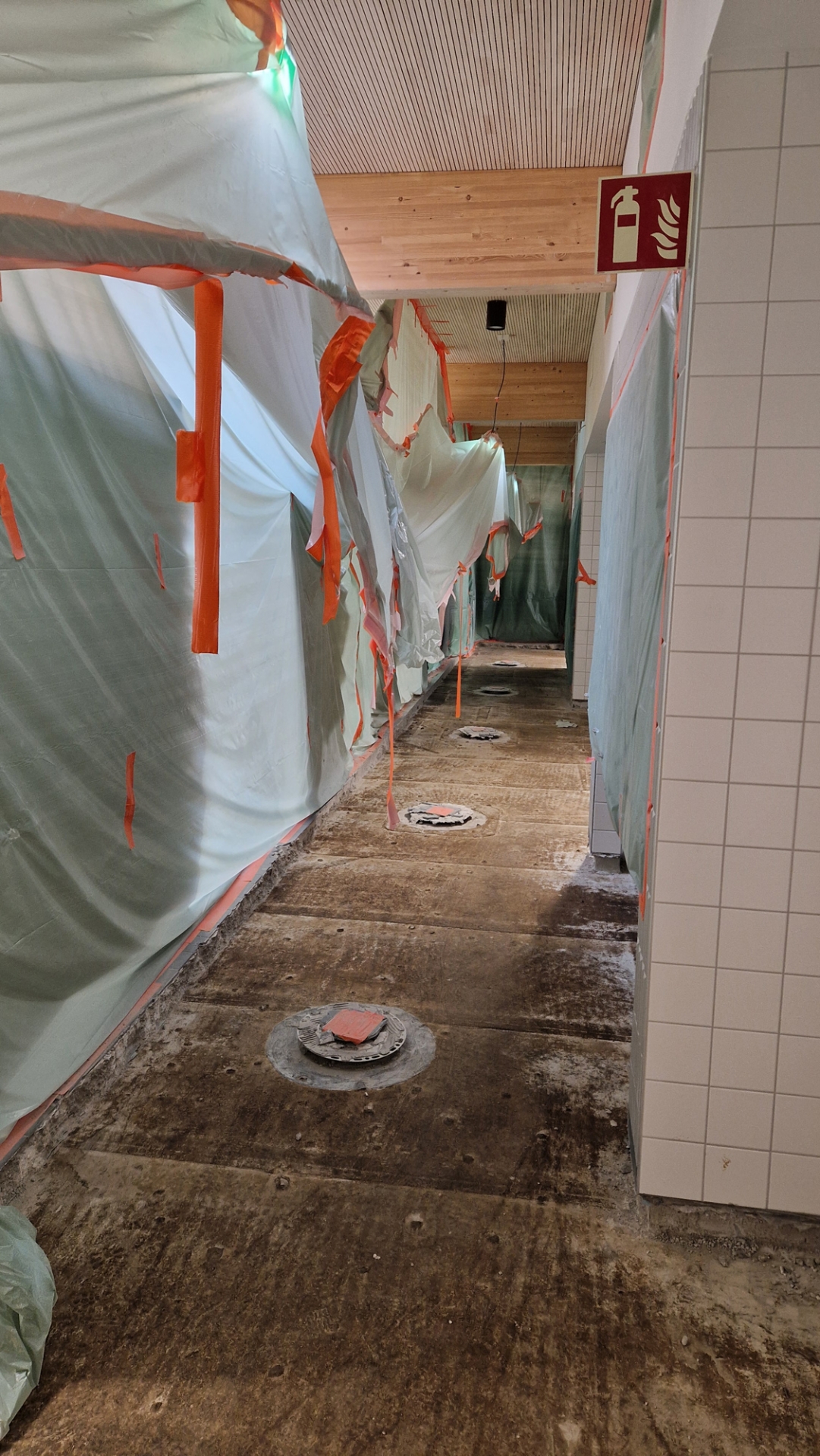 Barfußgang im Hallenbad ohne Fliesen und Estrich