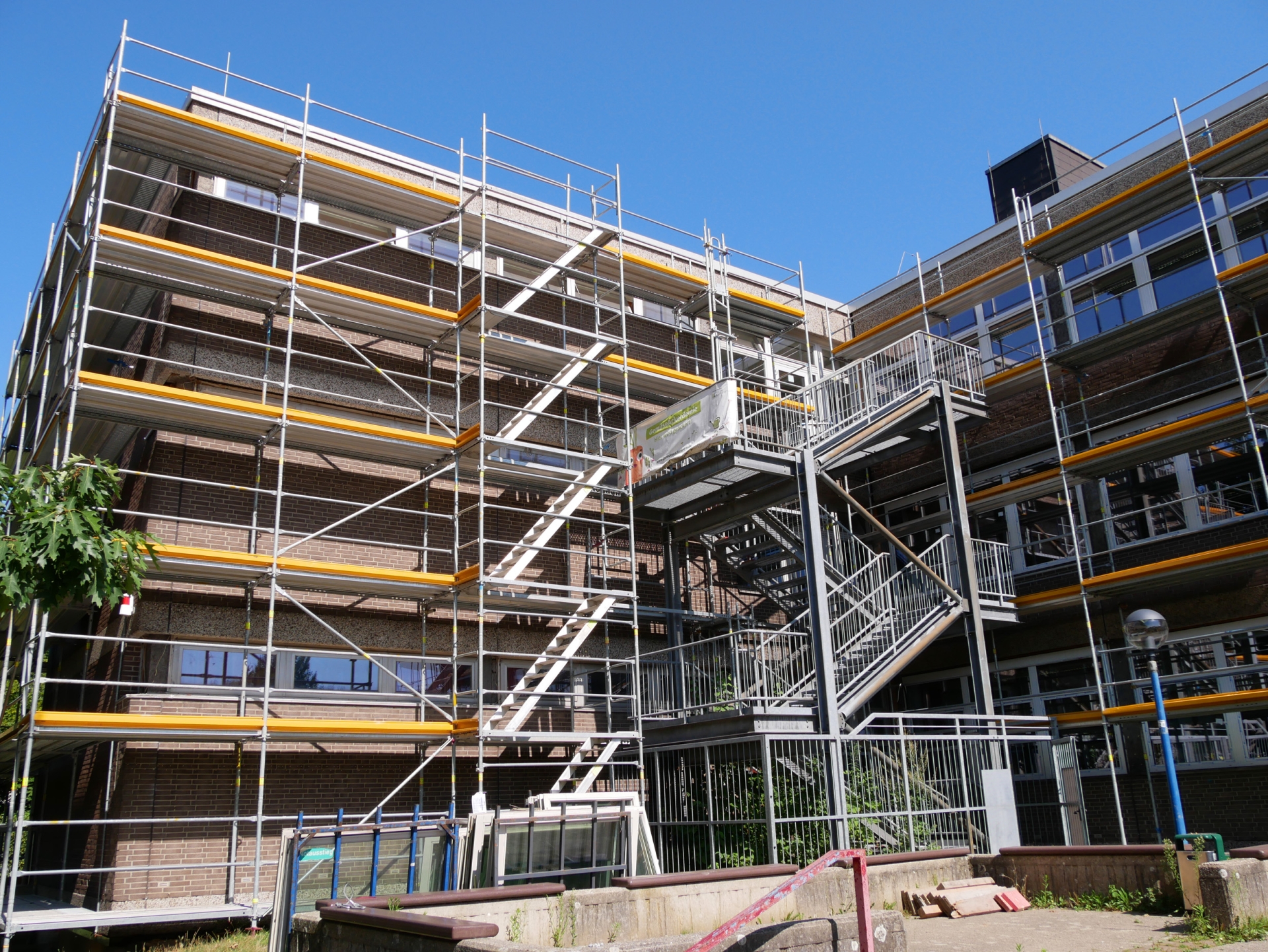 Eingerüsteter A-Trakt der Europaschule in den Sommerferien 2025