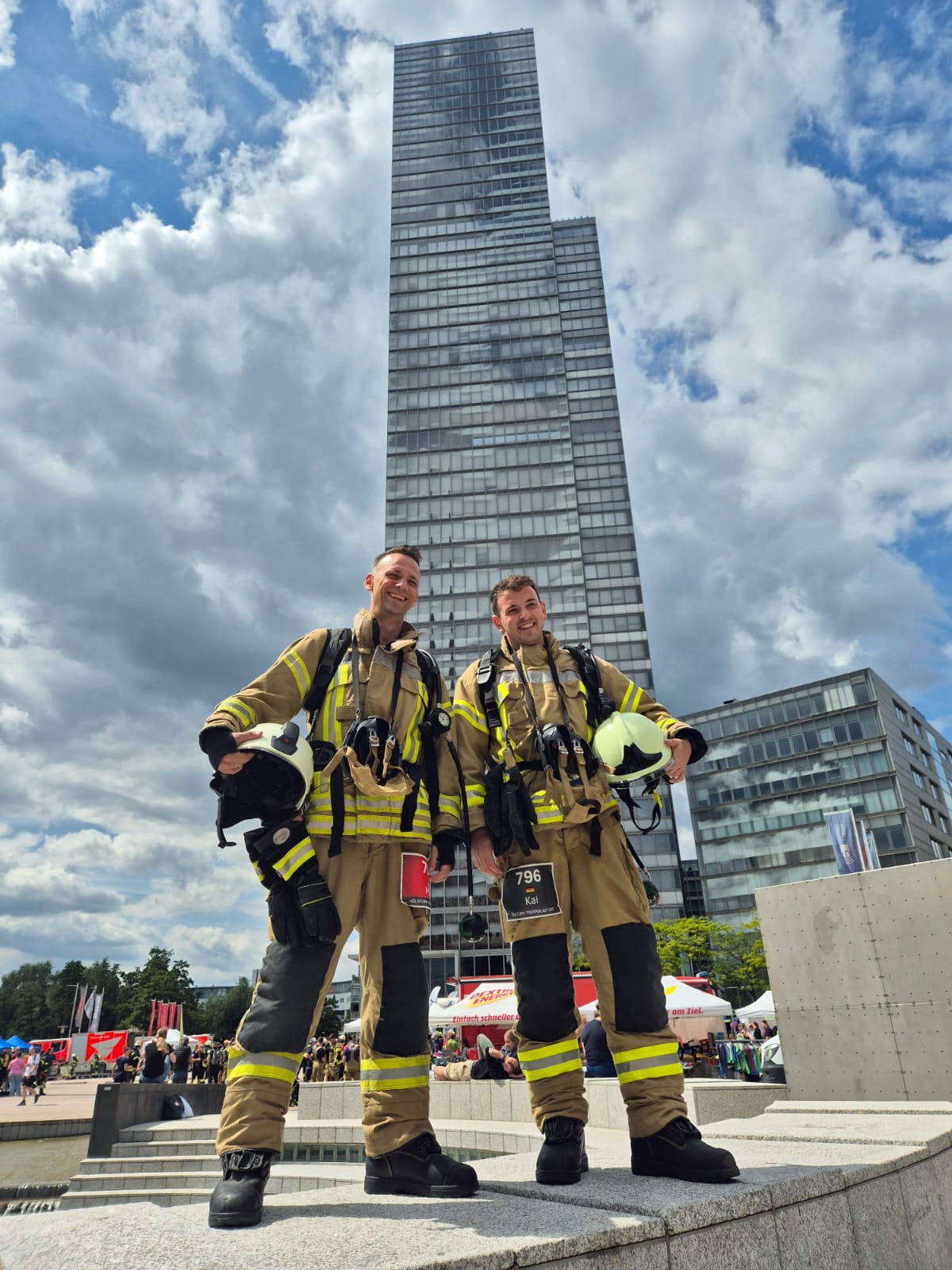 Brandmeister Kai Klinkenberg und Hauptbrandmeister Marc Hammers vor dem KölnTurm