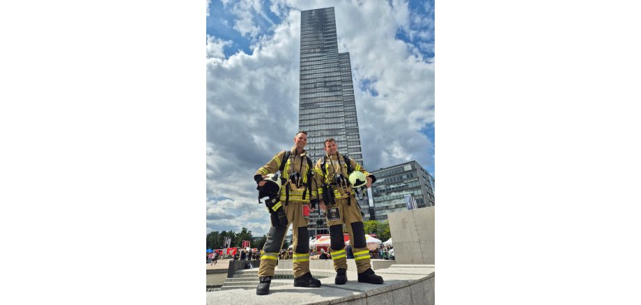 Brandmeister Kai Klinkenberg und Hauptbrandmeister Marc Hammers vor dem KölnTurm
