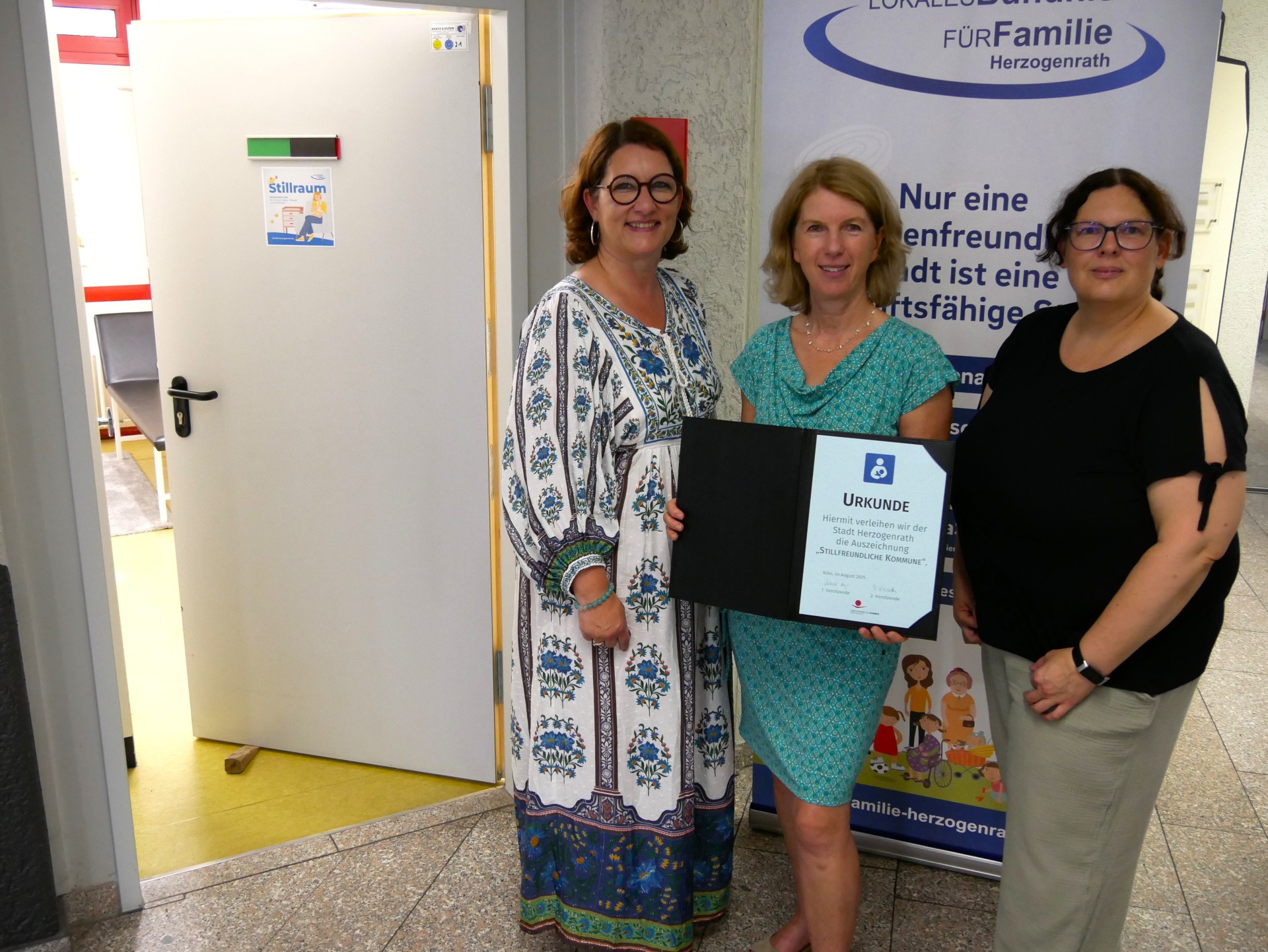 Renate Wallraff (Beigeordnete für Soziales, Bildung und Familie), Birgit Kuballa (Gleichstellungsbeauftragte der Stadt Herzogenrath) und Sylvia Nogayski (Koordinierungsteam des Lokalen Bündnisses für Familie Herzogenrath) bei der Präsentation der Zertifizierungsurkunde