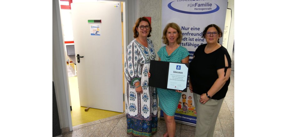 Renate Wallraff (Beigeordnete für Soziales, Bildung und Familie), Birgit Kuballa (Gleichstellungsbeauftragte der Stadt Herzogenrath) und Sylvia Nogayski (Koordinierungsteam des Lokalen Bündnisses für Familie Herzogenrath) bei der Präsentation der Zertifizierungsurkunde