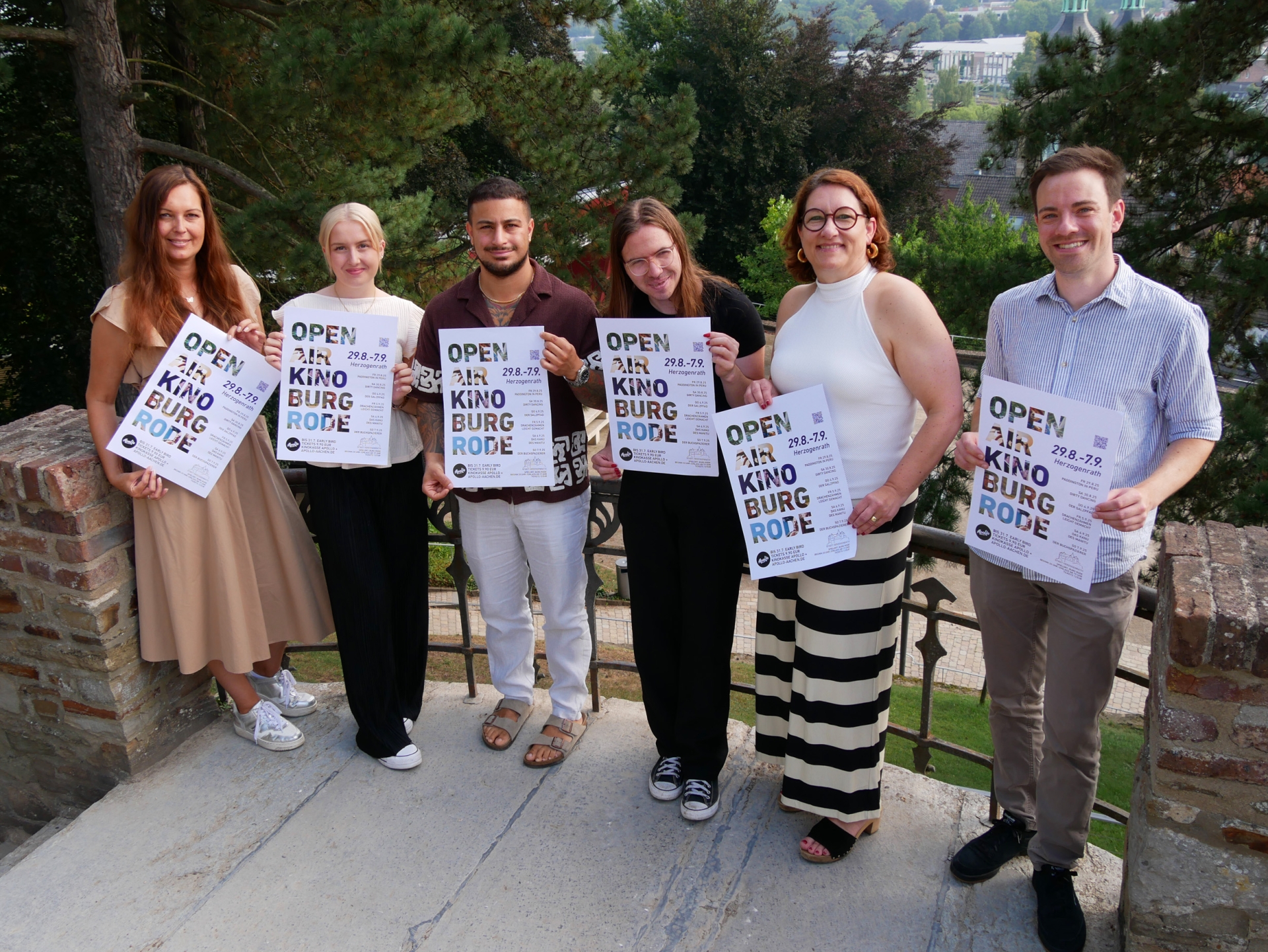 Nadine Schwartz (Kulturamt der Stadt Herzogenrath), Victoria Vormbaum (Kulturamt der Stadt Herzogenrath), Nima Nevio Habibian (Apollo Kino Aachen), Sven Ollig (Apollo Kino Aachen), Renate Wallraff (Beigeordnete für Soziales, Bildung und Familie) und Andreas Ortmanns (Kulturamt der Stadt Herzogenrath) oberhalb der Burgbühne, auf der die Kinovorstellungen laufen werden.