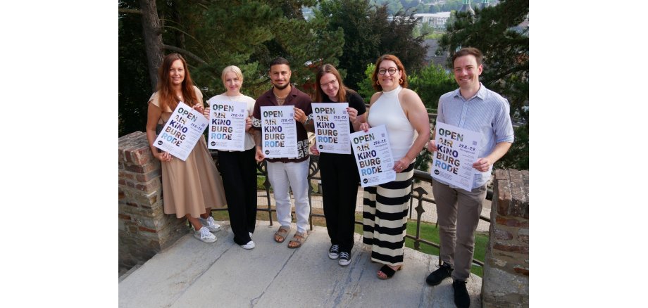 Nadine Schwartz (Kulturamt der Stadt Herzogenrath), Victoria Vormbaum (Kulturamt der Stadt Herzogenrath), Nima Nevio Habibian (Apollo Kino Aachen), Sven Ollig (Apollo Kino Aachen), Renate Wallraff (Beigeordnete für Soziales, Bildung und Familie) und Andreas Ortmanns (Kulturamt der Stadt Herzogenrath) oberhalb der Burgbühne, auf der die Kinovorstellungen laufen werden.