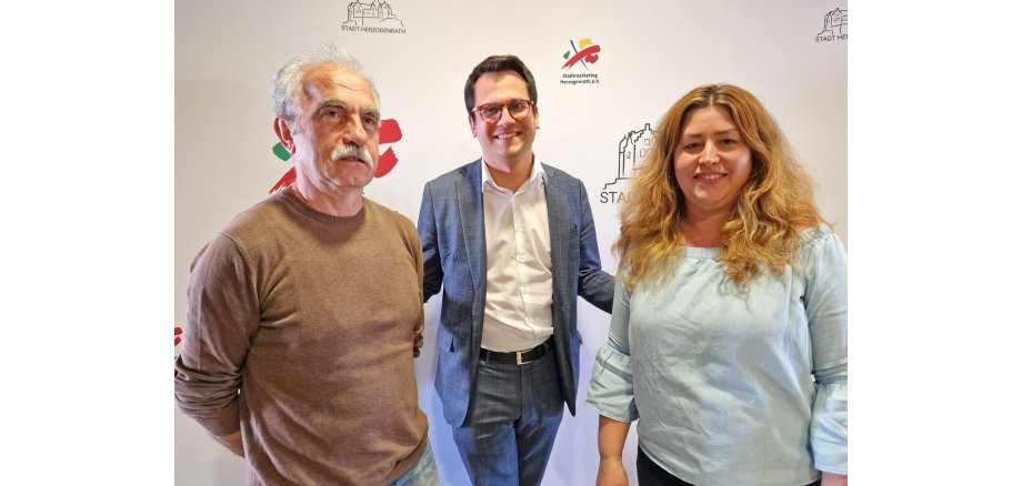 Vorsitzende ACI mit Bürgermeister Der neue Ausschussvorsitzende (li.) mit Bürgermeister Dr. Fadavian und seiner Stellvertreterin