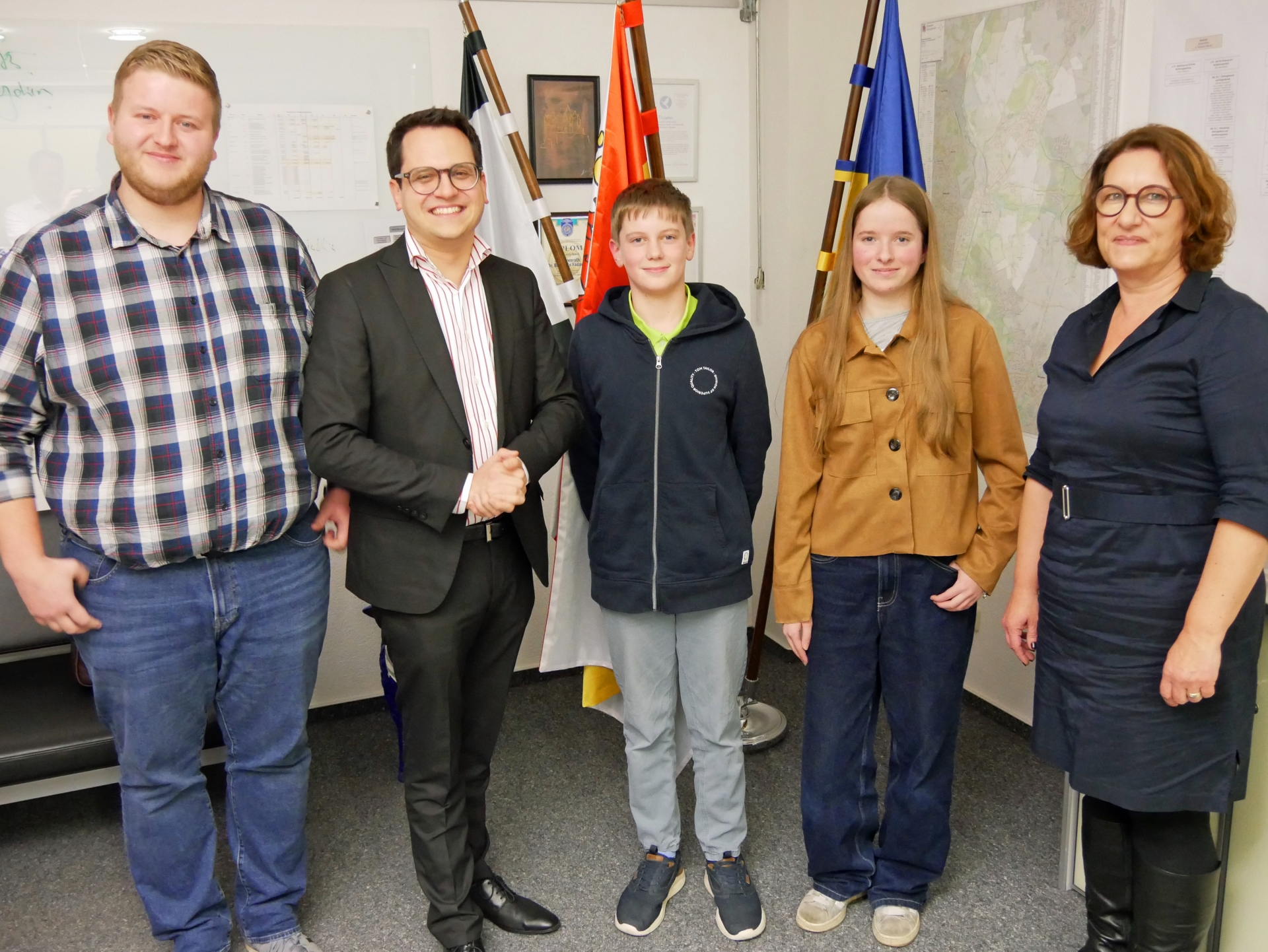 Gruppenbild v.l.n.r. den Vorsitzenden des Kinder- und Jugendhilfeausschusses Justin Behamberger, Bürgermeister Dr. Benjamin Fadavian, den neuen Kinderbürgermeister Benjamin Wüstkamp, die bisherige Kinderbürgermeisterin Zoe Kißling und Renate Wallraff (Beigeordnete für Soziales, Bildung und Familie).