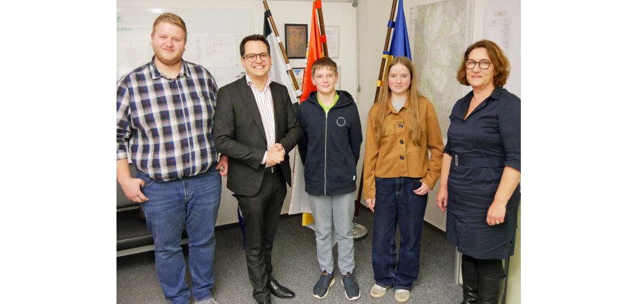 Gruppenbild v.l.n.r. den Vorsitzenden des Kinder- und Jugendhilfeausschusses Justin Behamberger, Bürgermeister Dr. Benjamin Fadavian, den neuen Kinderbürgermeister Benjamin Wüstkamp, die bisherige Kinderbürgermeisterin Zoe Kißling und Renate Wallraff (Beigeordnete für Soziales, Bildung und Familie).