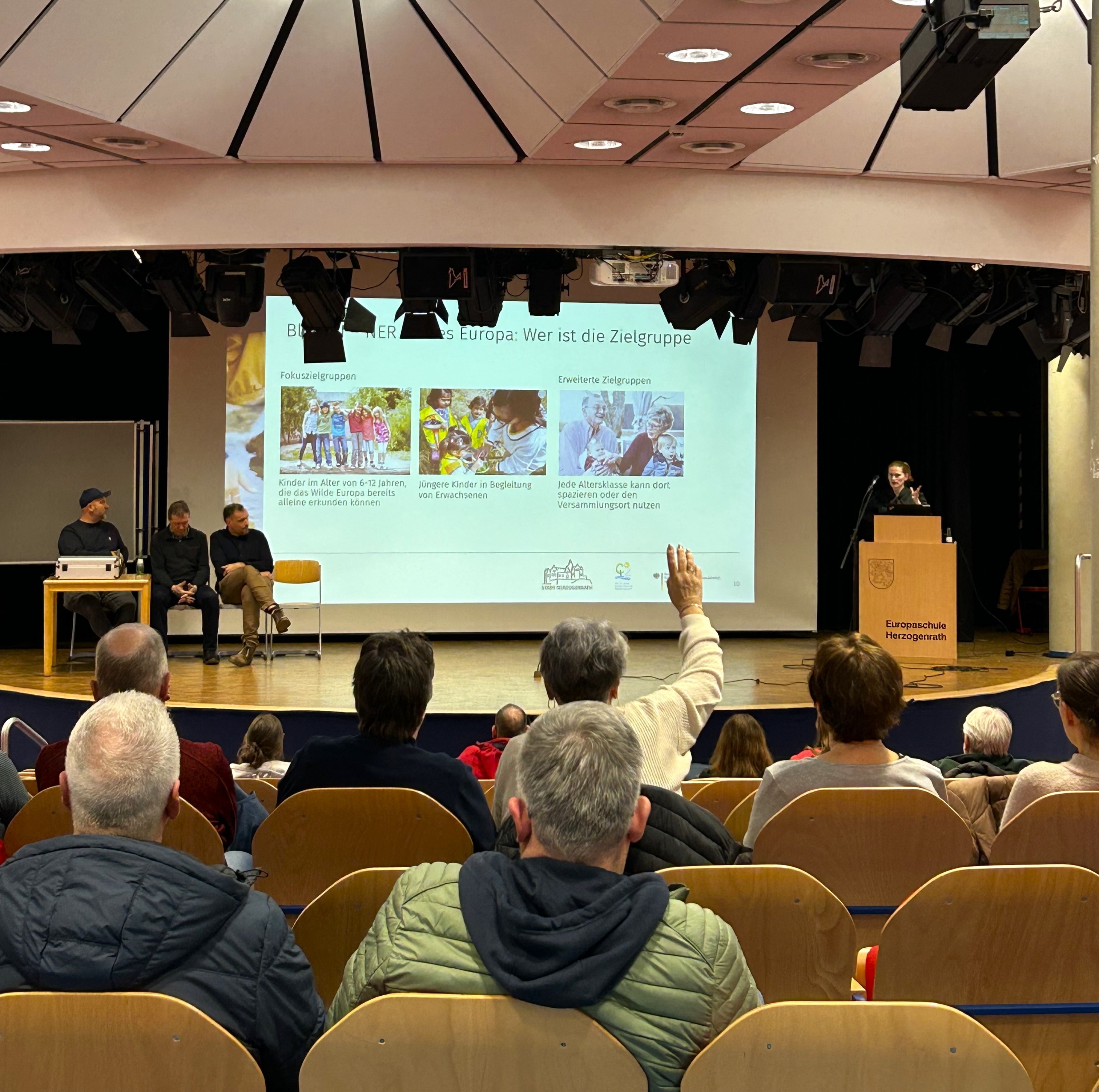 Forum der Europaschule mit Teilnehmenden und Plenum bei der Infoveranstaltung zum Grünzug im Europaviertel