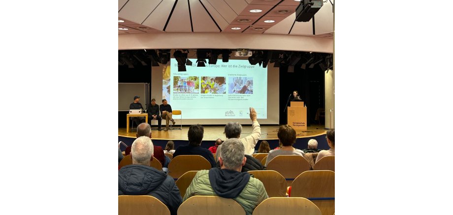 Forum der Europaschule mit Teilnehmenden und Plenum bei der Infoveranstaltung zum Grünzug im Europaviertel