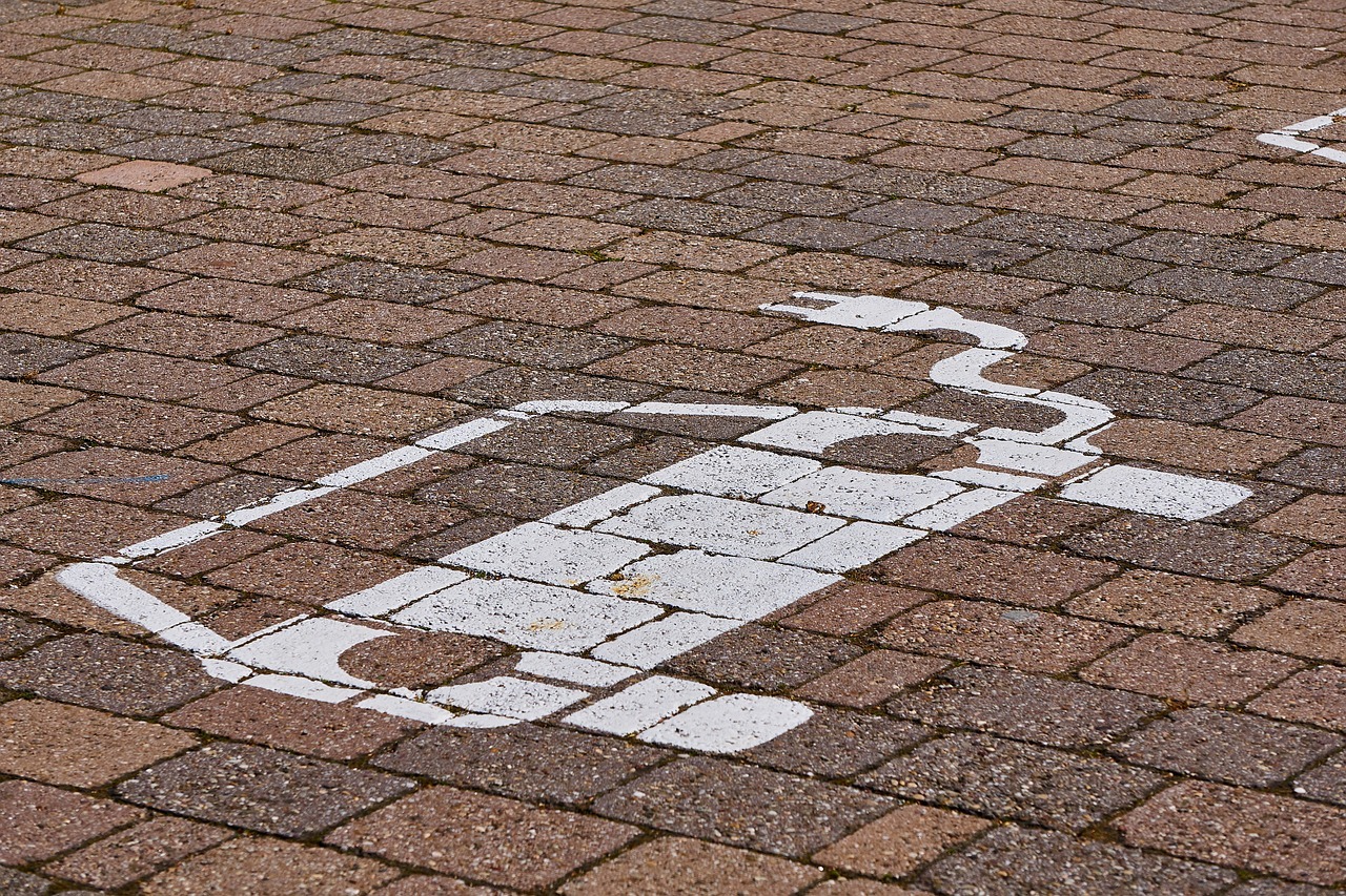 Symbolbild als Hinweis auf einen Parkplatz für ladende E-Fahrzeuge