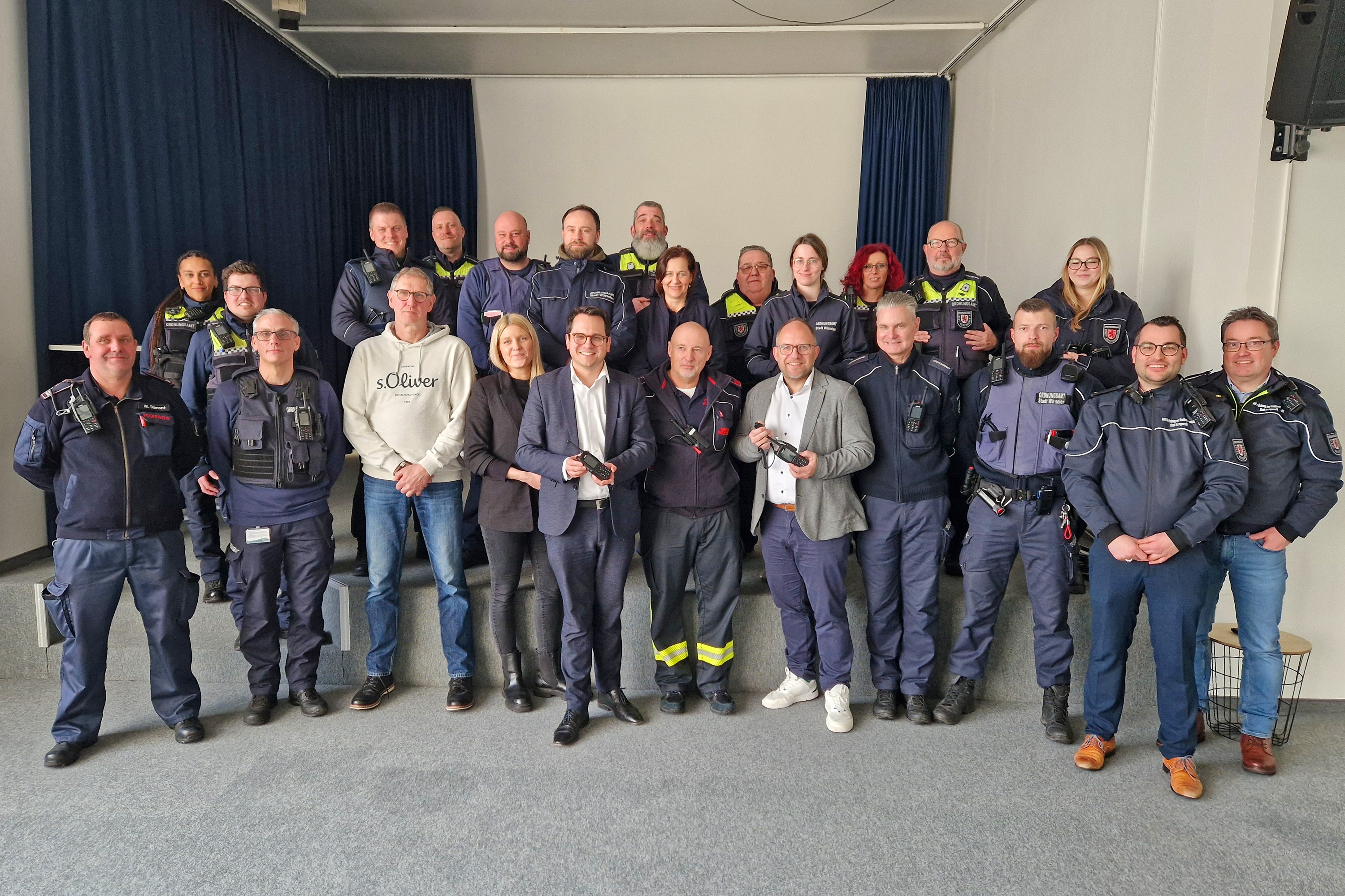 Herzogenrather und Würselener Teilnehmer einer Schulung zum Thema Digitalfunk mit den Lehrgangsleitern sowie den Bürgermeistern Dr. Benjamin Fadavian und Roger Nießen