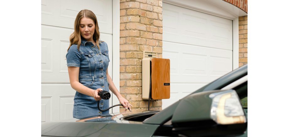 Eine private Wallbox zur Ladung von Elektrofahrzeugen an einem Haus