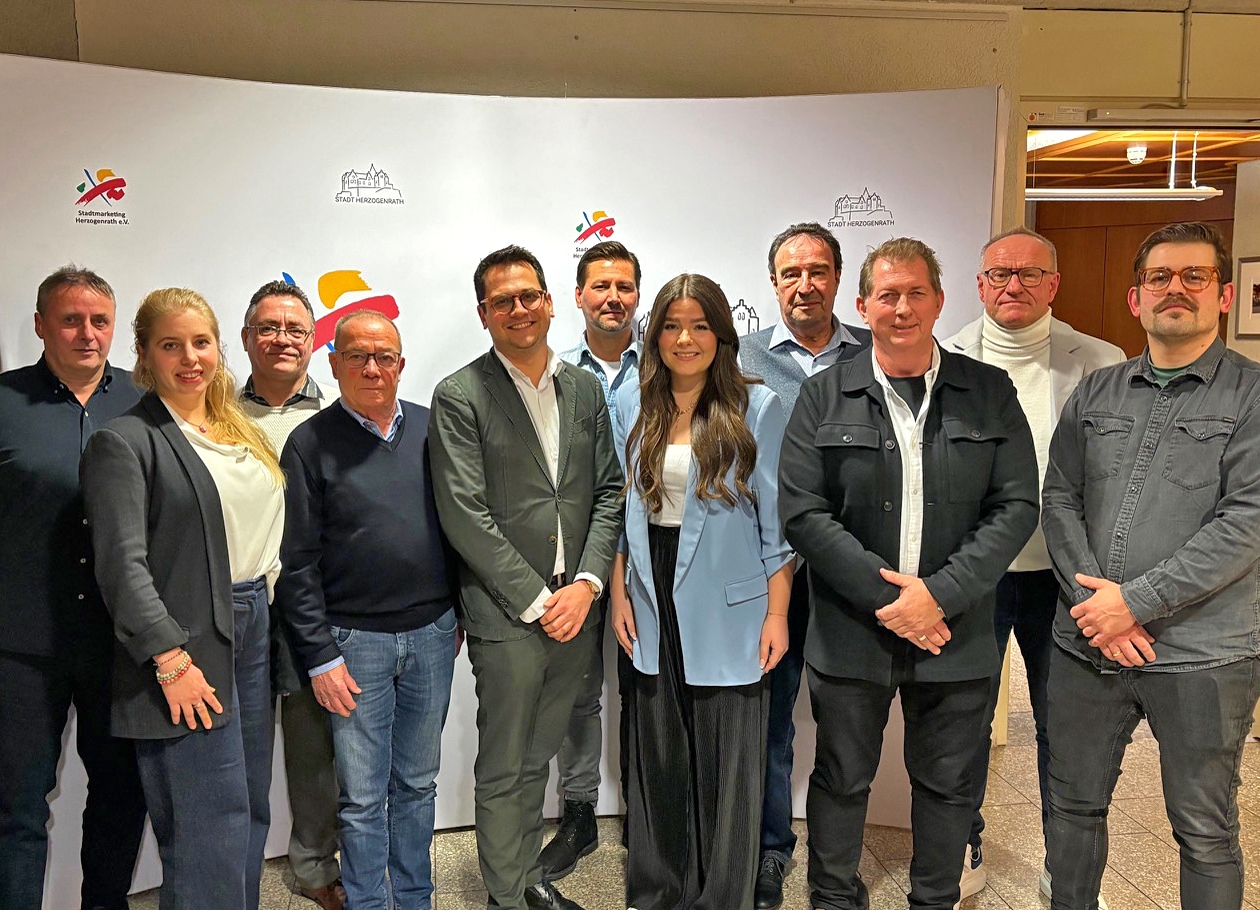 Von links nach rechts Dr. Peter Meyer (Beisitzer), Angela Mierzwa (Kassenprüferin), Andrew Nettusch (Beisitzer), Hans-Leo Ortmanns (Beisitzer), Dr. Benjamin Fadavian (Bürgermeister), Thorsten Knipprath (Kassenprüfer), Emily Nievelstein (Geschäftsführerin), Friedrich Kochs (Stellvertretender Vorsitzender), Guido Werner (Vorsitzender), Ralf Laczny (Beisitzer), Matthias Moll (Stellvertretender Vorsitzender)