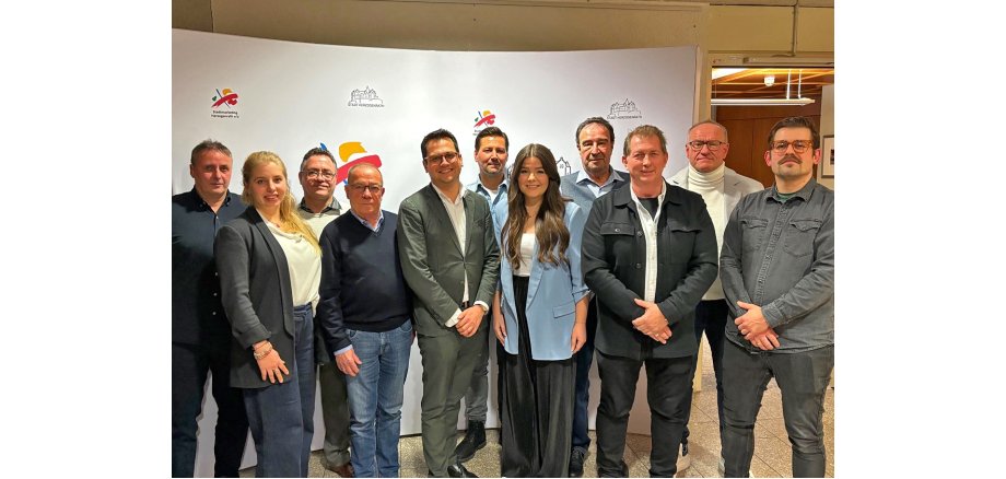 Von links nach rechts Dr. Peter Meyer (Beisitzer), Angela Mierzwa (Kassenprüferin), Andrew Nettusch (Beisitzer), Hans-Leo Ortmanns (Beisitzer), Dr. Benjamin Fadavian (Bürgermeister), Thorsten Knipprath (Kassenprüfer), Emily Nievelstein (Geschäftsführerin), Friedrich Kochs (Stellvertretender Vorsitzender), Guido Werner (Vorsitzender), Ralf Laczny (Beisitzer), Matthias Moll (Stellvertretender Vorsitzender)